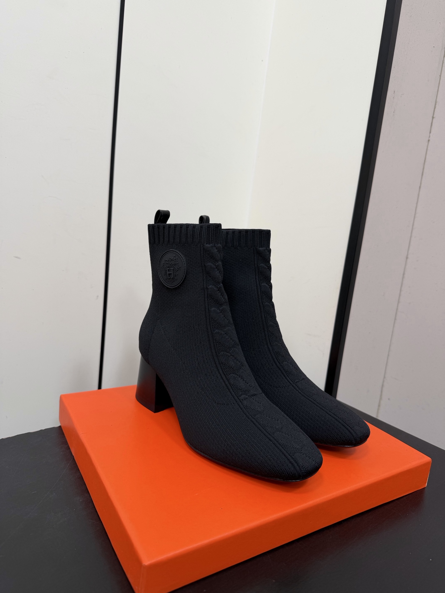 NO:650790,Hermes sock boots can be said to be the youngest short boots of the H family this season. They are undoubtedly the leader in luxury goods. Every single product is very popular and classic!  Although there are only a few styles, it is more refined and more classic. It will never go out of style. It is a brand that maintains and appreciates value. It is rare to have such a reputation in consumer goods sincerely!  This sock boot is a classic style of this brand. It is an exclusive Hermès knitted ankle boot, decorated with calfskin 'lock jingle' pattern and 'library seal' pattern, with stirrup-shaped heels. Classics have become more and more beautiful over the course of history. Channel goods are transferred out in small quantities!  The upper foot is incomparably beautiful, and it is particularly elegant and modifies the foot shape. The imported knitted upper is very breathable and will not stuffy the foot. The heel is also molded, a classic horseshoe heel. Sheepskin foot pads, Italian genuine leather outsole, size 35-40, customized and non-returnable, boots, hermes, hermes, boots, cowhide, sheepskin, Leather soles, socks19860909Hermes爱马仕袜子靴可以说这是本季H家最年轻的一款短靴了毋庸置疑是奢侈品中的翘楚 每个单品出来都是非常深入人心款款经典火爆！ 虽然款式出的少 但是胜在精 胜在经典 从来不会过时 属于保值升值的品牌 在消费品里面真心作出这样的口碑来 也是实属难得！这款袜子靴 在这个品牌经典款式 专属爱马仕的针织及踝靴,饰有小牛皮“锁扣叮当”图案和“藏书章”图案,搭配马镫形鞋跟. 经典是经过历史长河而越看越好看 渠道货调出来一点货 少量！上脚无敌好看,特别秀气修饰脚型.进口针织鞋面,很透气不会闷脚.鞋跟也是开模,经典的马蹄跟. 羊皮垫脚,意大利真皮大底 码数35-40定制不退换,靴子,hermes,hermes,boots,cowhide,sheepskin,Leather soles,socks,Women's Shoes