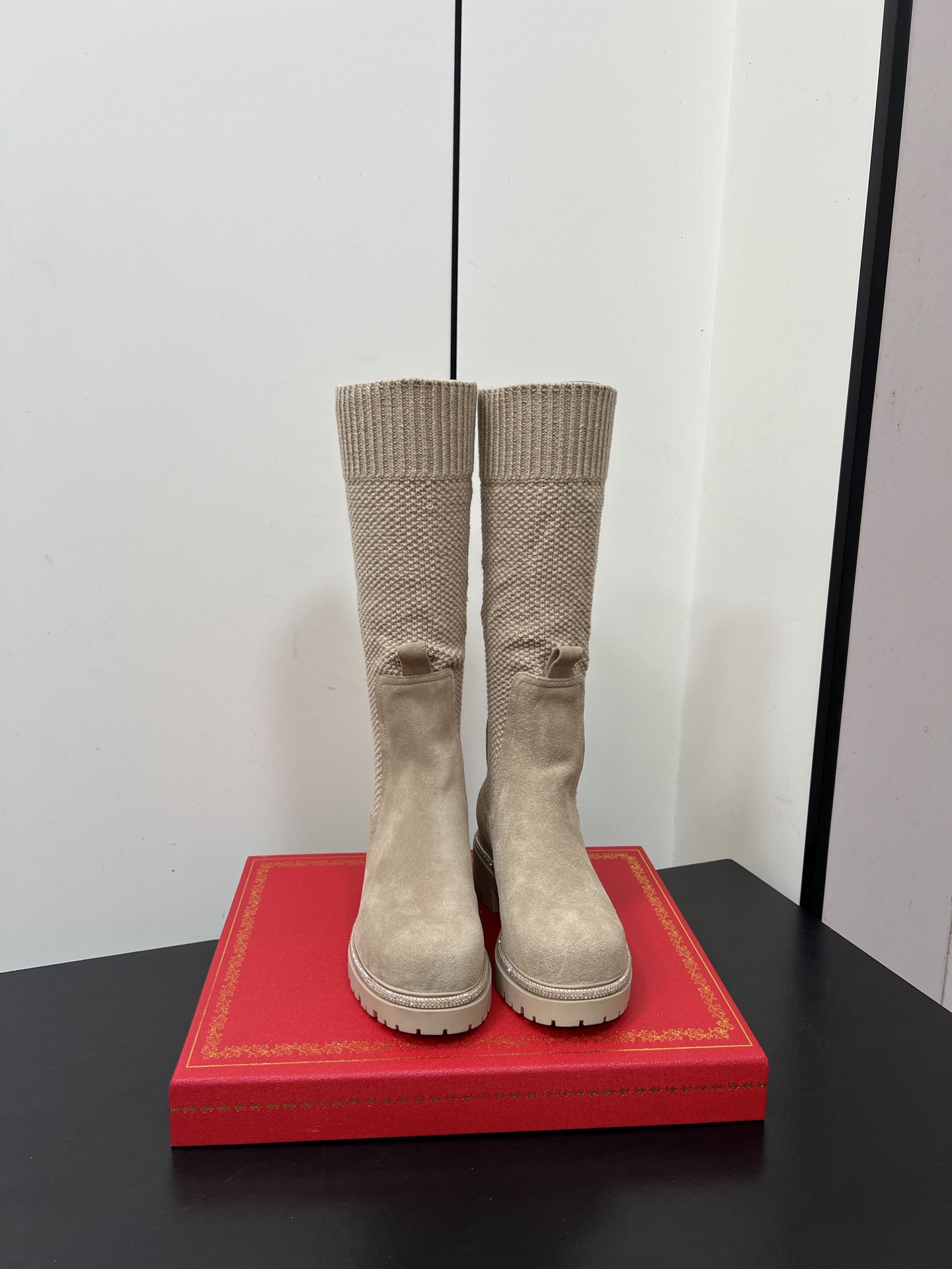 NO:650797,rene caovilla RC knitted socks and boots series RC's high-heeled shoes with rhinestone snake-shaped straps are nothing but good-looking women's high-heeled sandals. The snake-shaped straps are always full of fairy spirit and wrap around the ankle. They are sparkling, smart and moist. The taste is especially pure. The lady's temperament is full of femininity and the foot feels perfect. Summer really needs versatile shoes. They look good no matter how you match them. They have a casual and advanced feeling and are very comfortable. They are popular with various shorts and skirts.  Super good-looking and versatile. The rhinestone matching design perfectly blends the joy of seamless switching between playfulness and elegance. Wear it and dance a cheerful swing dance. Original custom-made suede upper. Sheepskin lining. Original open-molded outsole. Heel height 4cm. Size 35-41 (customized 40.41). Packaging counter packaging, boots, rene caovilla, rene caovilla, chanel, sandals, boots, high  heels,skirts,shorts,sheepskin,socks19860909rene caovilla芮妮乔薇拉 RC家针织袜子靴系列 RC除了好看一无是处的高跟鞋水钻蛇形绑带高跟鞋女士凉鞋,永远仙气十足的蛇形系带环绕足踝,闪耀灵动盈润完美味儿特别纯正 名媛气质女人味十足,脚感满分夏天真的太需要百搭鞋了,怎么搭配都好看,随意且高级的感觉舒适度也很棒,搭配各种短裤短裙,潮爆了 超好看百搭 水钻搭配设计完美融合在俏皮和优雅问无缝切换的快乐,穿上它跳起欢快的摇摆舞吧 鞋面原版定制反绒皮 内里羊皮 大底原版开模大底 跟高4cm 码数35-41（40.41定制） 包装专柜包装,靴子,rene caovilla,rene caovilla,chanel,sandals,boots,high heels,skirts,shorts,sheepskin,socks,Women's Shoes