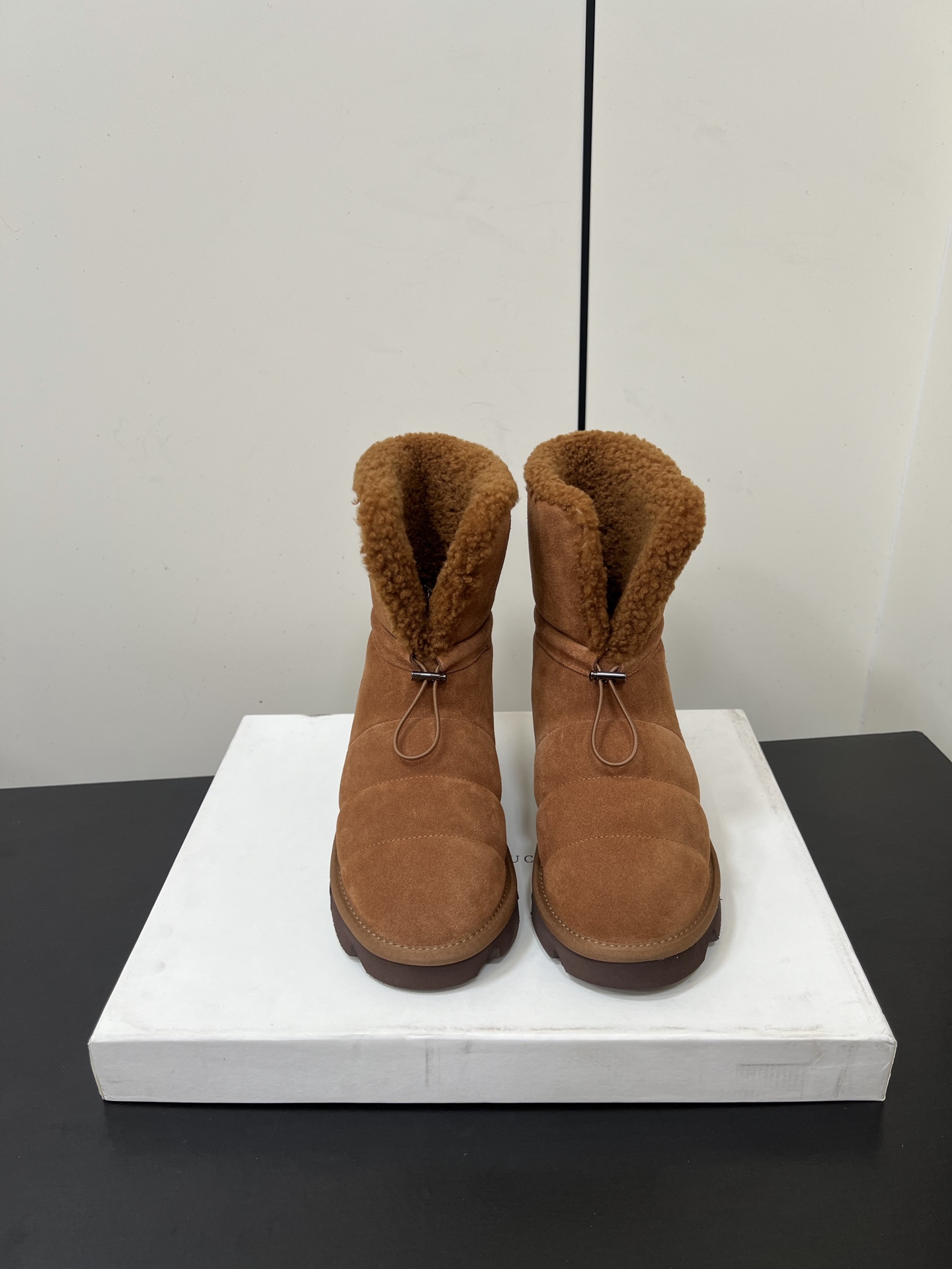 NO:650783,BrunelloCucinelli Snow Boots Cotton Shoes Short Boots BC Old Money Style Autumn and Winter Boots Dear friends, today Coke will take stock of old money style autumn and winter boots ~ Sheared sheepskin decoration for hiking →  A subtle combination of precious materials enriches the outdoor design inspiration of this hiking boot. The combination of suede and cashmere knits creates a charming appeal, while the puffy appearance of the soft shearling sheepskin inserts highlights the boot's pure winter taste. The contrasting elastic band on the boot collar completes the comfortable design with a casual style. Shiny eyelet buckle mountain boots →  A subtle combination of precious materials and exquisite details enriches the style of this mountain boot. On the classic corduroy upper, criss-crossing elastic laces feature Brunello  Cucinelli's authentic approach interprets the beauty of traditional after-snow accessories. The suede and soft sheared sheepskin linings simultaneously create pleasant contrasting textures, making the slippers even more wintery. The beads embellished on the eyelet buttons on both sides introduce a touch of iconic femininity to the boots with bright light 3 Precious rib knitted shaft suede Chelsea boots  I really fell in love with the new thick-soled casual shoes at first sight. The cotton shoes are super comfortable on the feet. They are one of my favorite shoes in recent times!  Any style can be matched with fried chicken. Nice~ Material original frosted cowhide, fur lining, original outsole, size 35-39 (non-refundable and non-exchangeable for 40), snow boots, brunello cucinelli, boots, slippers, cowhide, sheepskin, chamois leather19860909BrunelloCucinelli 雪地靴棉鞋短靴BC老钱风秋冬靴子 家人们,今天可乐给大家盘点一下老钱风的秋冬靴啦～剪毛绵羊皮装饰登山 → 珍贵材料的微妙组合丰富了这款登山靴的户外设计灵感.绒面麂皮和羊绒针织品的组合营造出迷人魅力,而松柔剪毛绵羊皮嵌饰的蓬松外观则凸显出靴子的十足冬日品味.靴口上的撞色松紧带以休闲的风格最后勾勒出舒适穿着的设计.闪亮鞋眼扣山地靴 → 珍贵材料及精美细节的微妙组合丰富了这款山地靴的风格.在经典灯芯绒鞋面上,纵横交错的交叉松紧鞋带以Brunello Cucinelli的纯正手法诠释传统雪后配饰的美感.绒面麂皮和松柔剪毛绵羊皮鞋衬同时营造出怡人的对比纹理,让拖鞋的冬日韵味更胜一筹.而两侧鞋眼扣点缀的镶珠,以璀璨光芒为靴子引入一抹标志性柔美3 珍贵罗纹针织靴筒麂皮切尔西短靴 新款真的一眼爱上厚底体闲鞋棉鞋上脚超级舒服,近期最爱的鞋子没有之一！任何风格都能搭配炒鸡nice~ 材质原版磨砂牛皮 内里毛里 大底原版鞋底 码数35-39(40不退不换）,雪地靴,brunello cucinelli,boots,slippers,cowhide,sheepskin,chamois leather,Women's Shoes