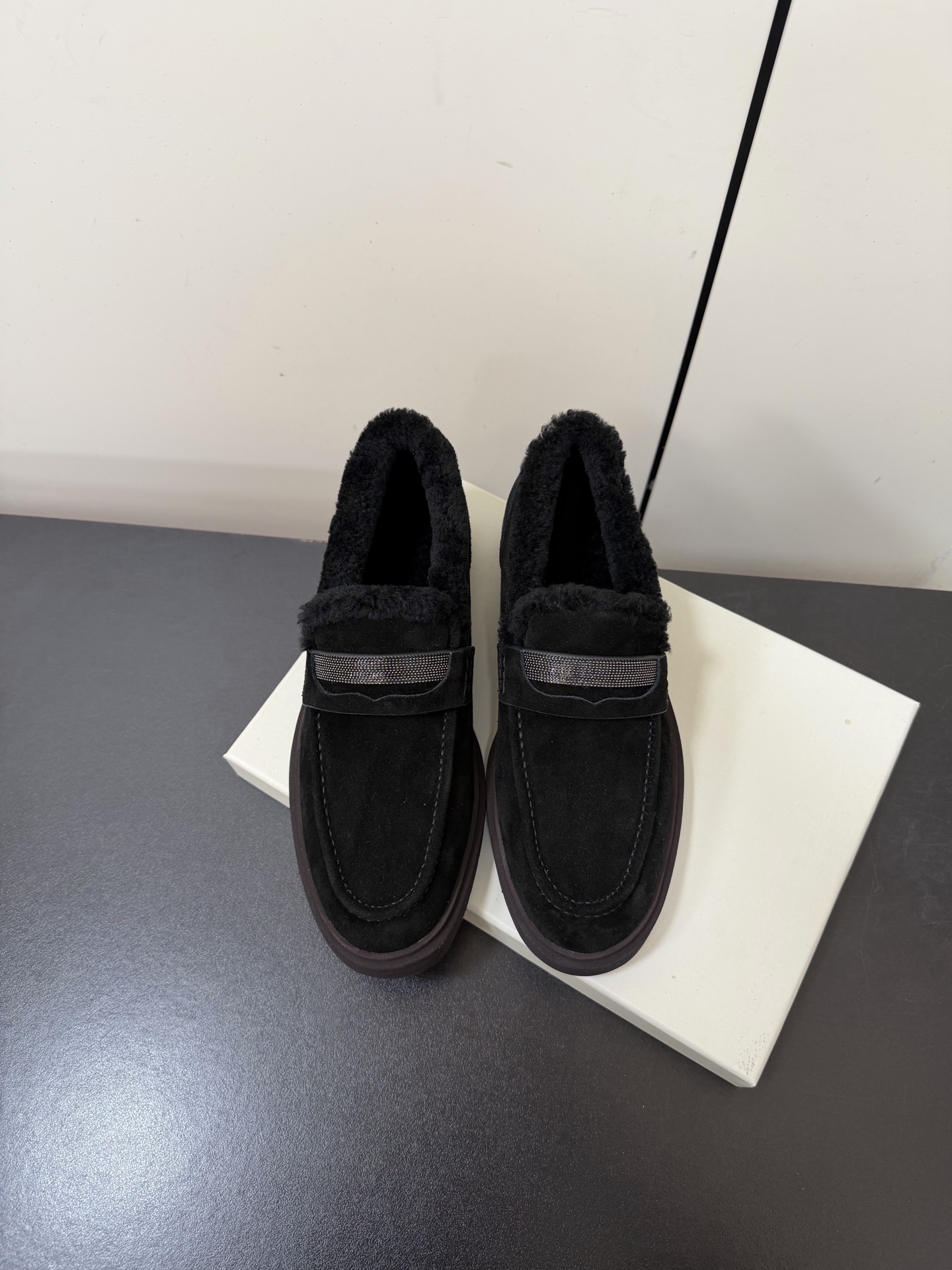 NO:650769,Brunello Cucineli BC slip-on loafers Brunello Cucinelli material highlights the fashionable and simple style of this rubber-soled shoe. The suede with suede texture is exquisite and soft, combined with the natural rubber sole, creating a flexible and light comfortable foot feel. The delivery counter is beautifully packaged. The fabric is original custom-made imported first-layer cowhide. The foot pads are made of original custom-made warm wool. The sole is made of original open-molded foam rubber. The bottom thickness is 2.5CM.  Size: Women's 35-40 (40 customized, non-returnable), loafers, brunello cucinelli, loafers, cowhide, chamois leather19860909Brunello Cucineli BC一脚蹬乐福鞋 Brunello Cucinelli材质彰显出这款胶底鞋的时尚、简约风格.绒面质感的麂皮精致、柔软,结合在天然橡胶鞋底上,营造出灵活和轻盈的舒适脚感 配送专柜精美包装 面料原版定制进口头层牛皮 垫脚原版定制保暖羊毛里 鞋底原版开模发泡橡胶材质 底厚2.5CM Size:女款35-40（40定制不退换）,乐福鞋毛毛鞋,brunello cucinelli,loafers,cowhide,chamois leather,Women's Shoes