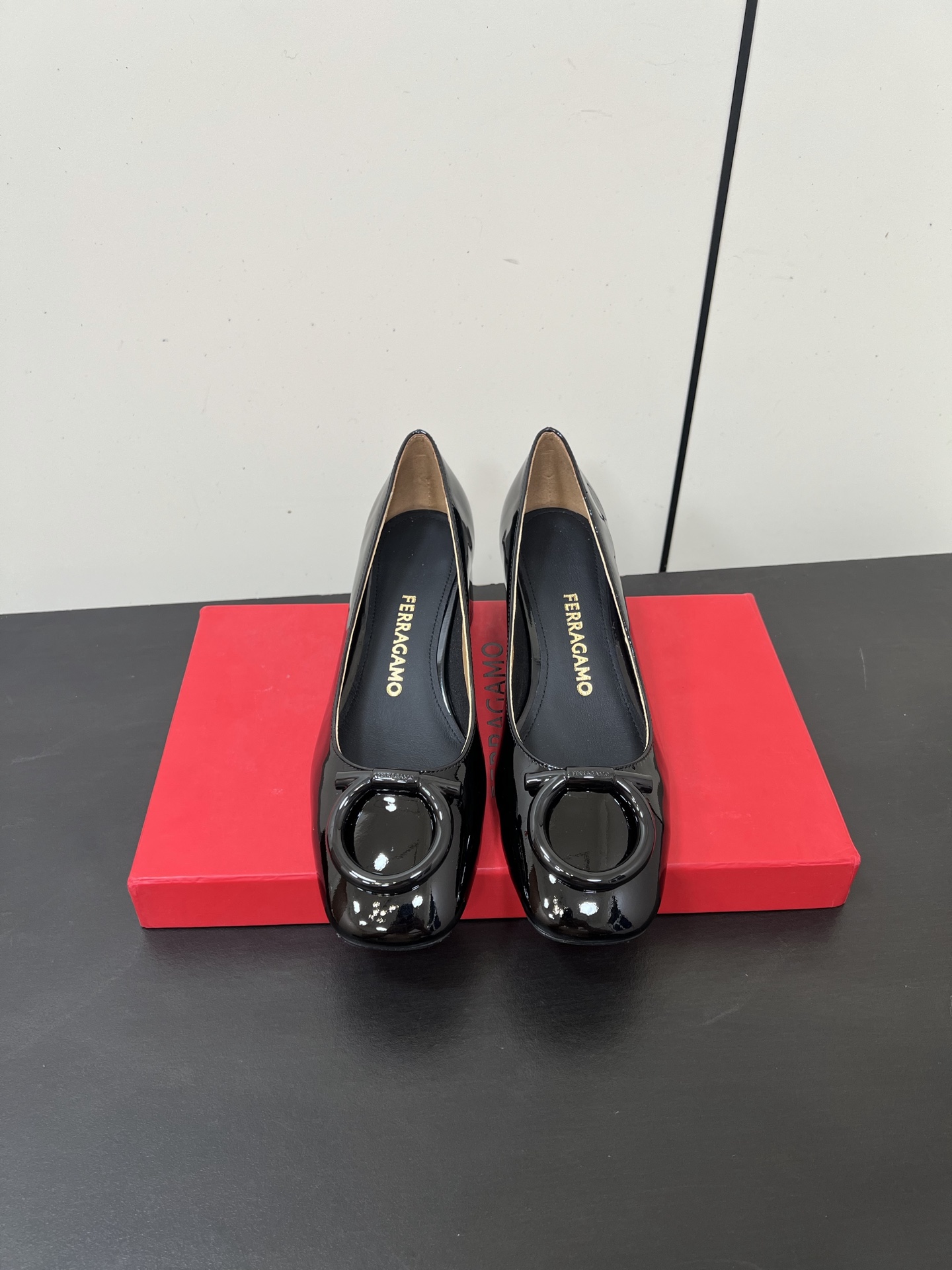 NO:650731,Ferragamo/Ferragamo's new metal buckle thick-heeled shoes are fashionable and versatile, a must-have for home, shopping, and travel. You can feel the soft and delicate touch of lambskin on your feet. The shoes are light and elastic, breathable and sweat-absorbent. The shoes have a large square toe and a loose shoe shape that is not picky about your foot shape. The foot feels super comfortable and super comfortable. The fabric is made of imported cow patent leather/sheep goat. The lining is mixed sheepskin and the original genuine leather sole.  Size35-39 (40/41 customized), single shoes, ferragamo, ferragamo, sheepskin, sheep19860909Ferragamo/菲拉格慕新品金属扣粗跟单鞋 时尚百搭 居家 逛街 旅行必备款 脚就能感受到小羊皮那柔软细腻的触感 鞋子轻盈Q弹,透气吸汗 大方头宽松的鞋型,不挑脚型 脚感超级无敌巨舒糊款. 面料采用进口牛漆皮/羊猄 内里垫脚混种羊皮 原版真皮底 Size35-39（40/41定制）,单鞋,ferragamo,ferragamo,sheepskin,sheep,Women's Shoes