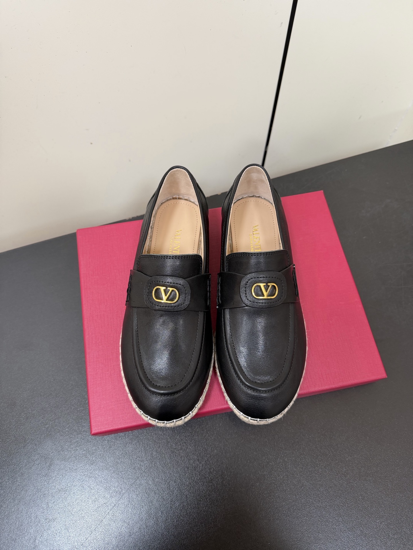 NO:668179,Valentino/Valentino fisherman shoes 1:1 top replica!  Exquisite last design, perfect side arc!  The iconic logo buckle highlights the charm of the brand!  A one-to-one copy of the original, the last shape is perfect for your feet and will give you a genuine feel on your feet!  The first choice for high-end customers. Original imported first-layer cowhide for the upper. Original imported sheepskin lining. Original outsole. Size 35-40 (customized for 40, non-returnable). Comes with original packaging, loafers, valentino, valentino, loafers, espadrilles, cowhide, sheepskin.19860909Valentino/华伦天奴渔夫鞋 1:1顶级复刻！精致的楦型设计,侧身弧线完美！标志型的Logo饰扣彰显了品牌的魅力！原版一比一复制 楦型完美上脚更是爱不释手带给您正品级的脚感！供高端客户代购首选 鞋面原版进口头层牛皮 内里原版进口羊皮 大底原版大底 35-40码 (40订做不退换) 配置原版包装,乐福鞋,valentino,valentino,loafers,espadrilles,cowhide,sheepskin,Women's Shoes