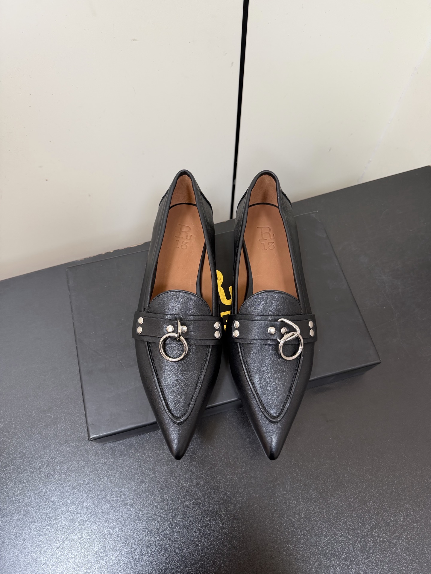NO:668174,R13 26 spring new products This wave of R13 pointy-toe loafers directly hit the fashionable heart. The 'pointy' style sets the 'ring' to attract attention. The relaxation of one foot and the cool feeling with metal buckles. Wear it with a suit for commuting and hit the street. It is sweet and cool when you wear it with a skirt. It is the universal formula in the shoe cabinet that can be worn with eyes closed. The upper is imported cow suede and cowhide. The lining is imported cowhide. The outsole is imported genuine leather. Size  35-39 (40.41 custom-made, non-refundable), single shoes, loafers, skirts, business suit, cowhide, Leather soles19860909R13 26春季新品 这波R13的尖头乐福鞋直接戳中时髦心巴 「尖」定风格「环」住焦点 一脚蹬的松弛 配金属扣的冷感 通勤配西装飒到炸街 约会搭裙装甜酷刚好 是鞋柜里「闭眼穿都赢」的万能公式 鞋面进口牛反绒.牛皮 内里进口牛皮 大底进口真皮大底 Size 35-39（40.41定做不退换）,单鞋,loafers,skirts,business suit,cowhide,Leather soles,Women's Shoes