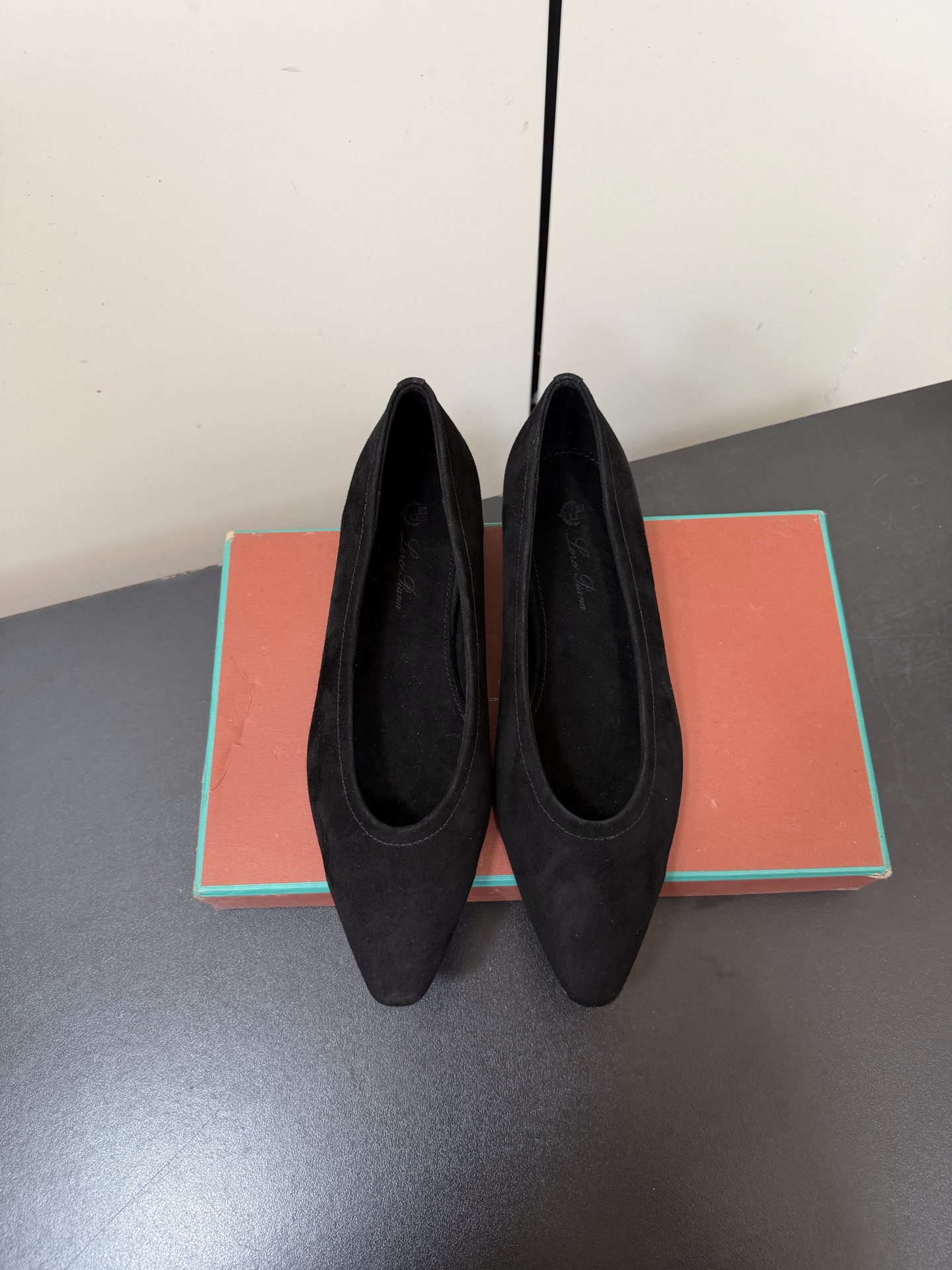 NO:668169,Loro Piana/ LP classic and beautiful retro witch flat shoes, minimalist style, retro and classy!  —————————— Simple and elegant, it is a very attractive style!  The king of high-end versatile, suitable for all seasons in spring, summer, autumn and winter. The upper is made of sheep. The inner foot pad is made of customized sheep. Italian imported genuine leather outsole, size 35-39 (40.41 customized), single shoes, loro piana, loro piana, flats, sheep, Leather soles19860909Loro Piana/ LP经典绝美复古女巫平底鞋单鞋 极简主义风格,复古又级！ ——————————— 简约又大气,属于非常耐看的款式！高级百搭之王一年四季春夏秋冬皆适宜 鞋面采用羊猄 内里垫脚定制羊猄 意大利进口真皮大底 码数35-39（40.41 定做）,单鞋,loro piana,loro piana,flats,sheep,Leather soles,Women's Shoes