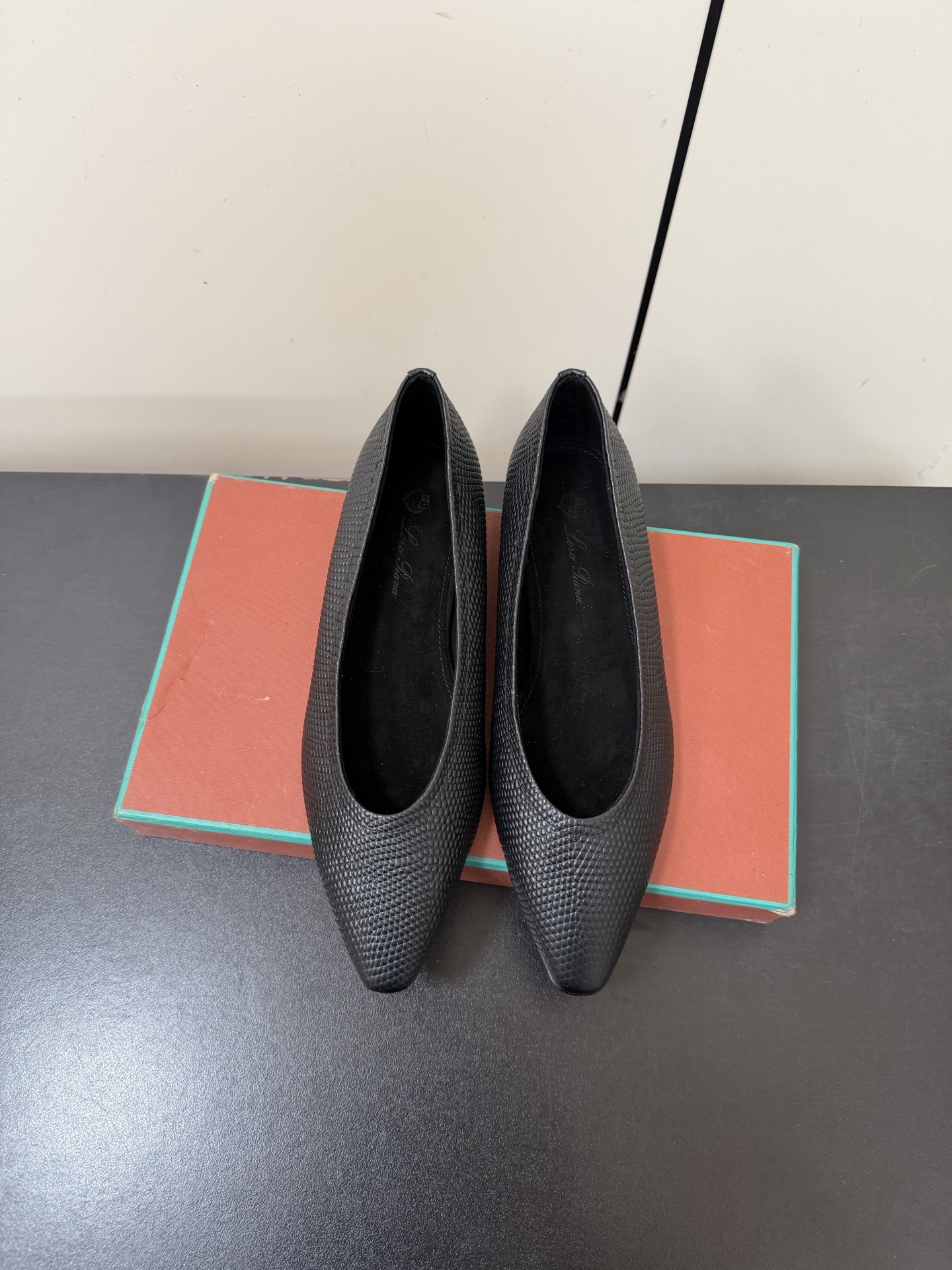 NO:668171,Loro Piana/ LP classic and beautiful retro witch flat shoes, minimalist style, retro and classy!  —————————— Simple and elegant, it is a very attractive style!  The king of high-end versatile, suitable for all seasons in spring, summer, autumn and winter. The upper is made of customized cowhide. The lining is made of custom-made sheep. Italian imported genuine leather outsole, size 35-39 (40.41 customized), single shoes, loro piana, loro piana, flats, cowhide, sheep, Leather soles19860909Loro Piana/ LP经典绝美复古女巫平底鞋单鞋 极简主义风格,复古又级！ ——————————— 简约又大气,属于非常耐看的款式！高级百搭之王一年四季春夏秋冬皆适宜 鞋面采用定制牛皮 内里垫脚定制羊猄 意大利进口真皮大底 码数35-39（40.41 定做）,单鞋,loro piana,loro piana,flats,cowhide,sheep,Leather soles,Women's Shoes