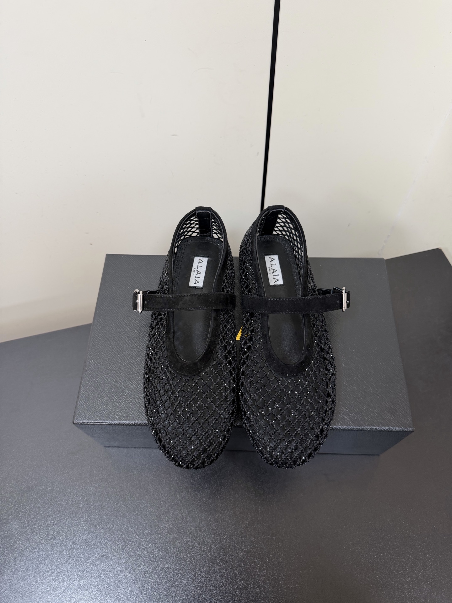 NO:670227,ALAIA / New product Alaia woven mesh flat shoes | Wear dopamine aesthetics into daily life When fine woven mesh meets shallow-cut shoes, it is a romantic new interpretation of shoes. The contrasting color texture comes with its own vitality filter. The soft sole design hides comfort and ingenuity. Every step is interpreting 'relaxed fashion sense'. The atmosphere brand for daily outings. This pair of shoes is a sure winner~ The upper is imported Yangjing.  35-39 (set at 40.41.42), ballet shoes, alaia, flats, sheepskin, sheep19860909ALAIA /新品 Alaia编织网钻平底鞋｜把多巴胺美学穿成日常 当细腻编织网钻邂逅浅口鞋型 是鞋履的浪漫新解 撞色纹理自带元气滤镜 软底设计藏着舒适巧思 每一步都在演绎“轻松时髦感” 日常出街的氛围感牌 这双鞋稳赢～ 鞋面进口羊京.网钻 内里进口羊皮 ZP开模大底 35-39（40.41.42定）,芭蕾舞鞋,alaia,flats,sheepskin,sheep,Women's Shoes