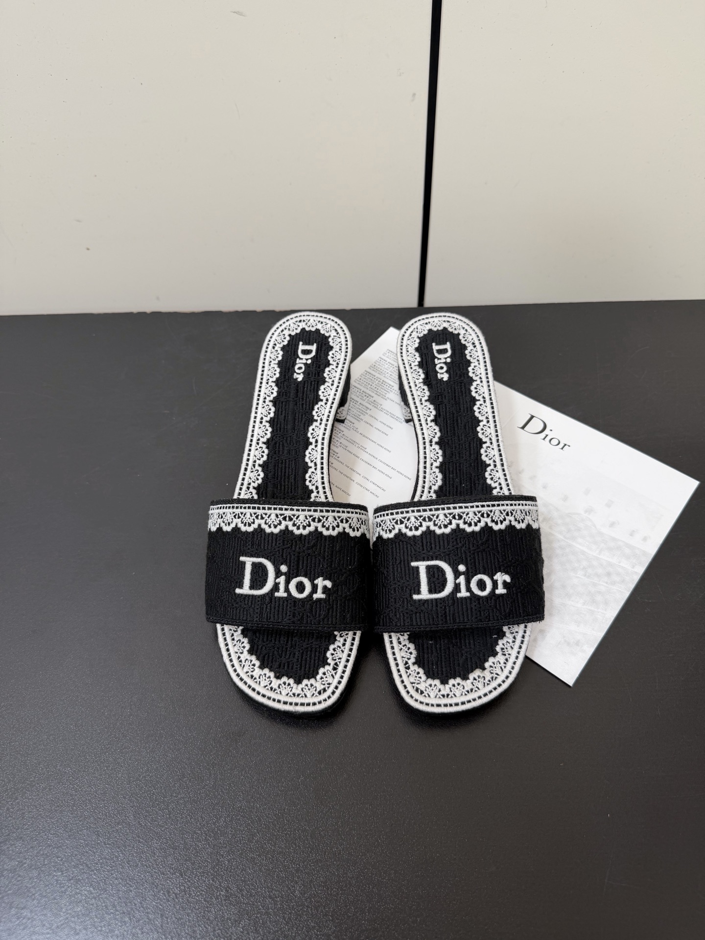 NO:670225,Dior | Dior 26 new spring and summer catwalk style CD embroidered logo resort style flat bottom, thick heel slippers!  New hard goods, purchasing agent level!  Full of high-end feel!  A popular model among bloggers at home and abroad, it is retro, fashionable and looks great on your feet!  The official website's main recommendation★ Original custom-made pure cotton thread three-dimensional electric embroidery on the upper. Imported water-dyed sheepskin lining on the inside. Original leather outsole imported from Italy. Heel height: flat, 4.5cm. Shoe size: 35-41 (40 and 41 are customized and non-refundable), slippers, dior, dior, slippers, sheepskin, Leather soles.19860909Dior | 迪奥26春夏新品走秀款CD刺绣logo度假风平底、粗跟拖鞋！ 硬货上新 代购级别！高级感十足！国内外博主刷爆的一款,复古又时髦上脚美炸了！官网主推款★ 鞋面原版定做纯棉线立体电绣 内里进口水染羊皮里 意大利进口原色真皮大底 跟高:平底、4.5cm 鞋码:35-41（40 41定做不退换）,拖鞋,dior,dior,slippers,sheepskin,Leather soles,Women's Shoes