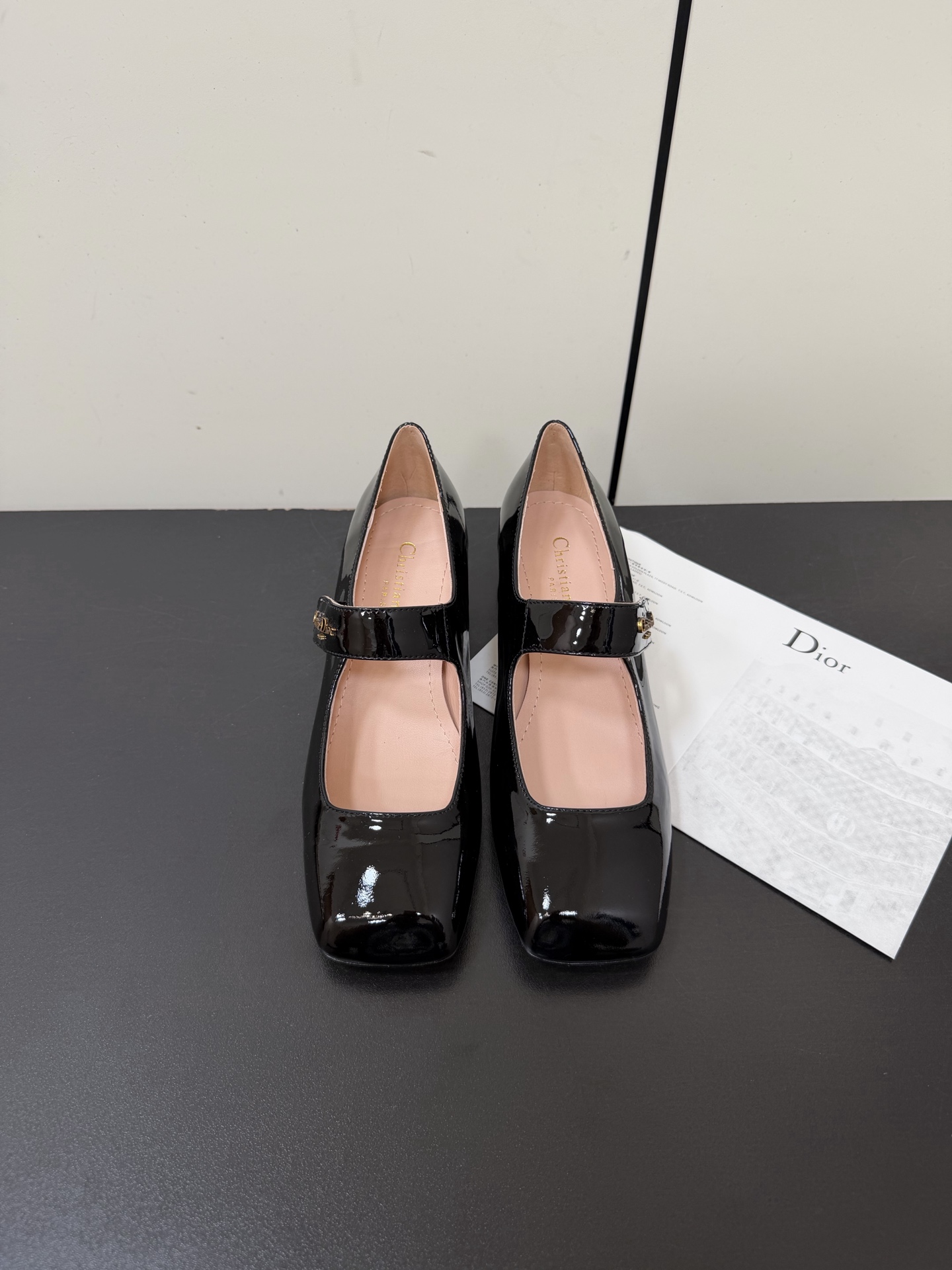 NO:670222,2056ss early spring new Dior Dior Lolita high heels hardware letter buckle square toe Mary Jane shoes thick heel single shoes. This Dior Lolita high heels are a new product in the 2026 early spring ready-to-wear series, injecting a haute couture style into the classic Mary Jane shoes. The nude patent leather calf leather upper is equipped with elastic straps and is embellished with the metal Christian Dior Paris logo. It is paired with a 4 cm thick heel to highlight the elegant aesthetic style. The upper is cow patent leather and the lining is sheepskin.  Sole Italian genuine leather outsole, heel height 4.5cm, size 35-39 (40.41 custom-made, non-refundable), high-heeled shoes, dior, dior, mary jane, high heels, cowhide, sheepskin, Leather soles198609092056ss早春新款Dior迪奥Lolita 高跟鞋五金字母扣方头玛丽珍鞋粗跟单鞋 这款 Dior Lolita高跟鞋是二零二六早春成衣系列新品,为经典的玛丽珍鞋注入高订风范.裸色漆皮牛皮革鞋面搭配弹力饰带,点缀以金属Christian Dior Paris标志.搭配4厘米粗跟,彰显优雅的美学风格. 鞋面牛漆皮 内里垫脚羊皮 鞋底意大利真皮大底 跟高4.5cm 码数35-39（40.41定做不退换）,高跟鞋单鞋,dior,dior,mary jane,high heels,cowhide,sheepskin,Leather soles,Women's Shoes