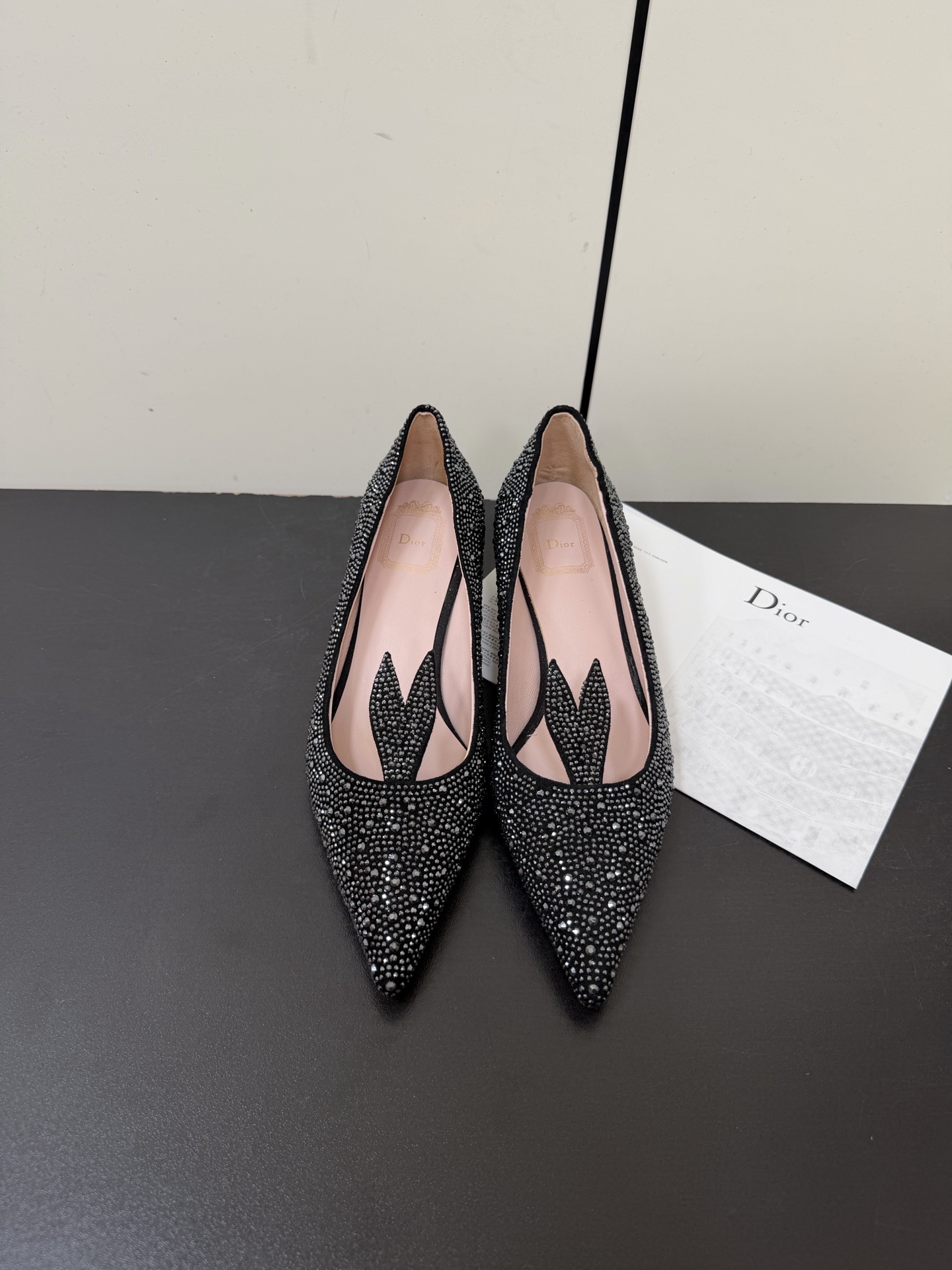 NO:670213,Dior's 2026 spring new cat-heel pointed-toe rhinestone shoes. Dior's design style maintains classic French elegance without losing a sense of modernity. The brand is good at using soft colors, exquisite tailoring and delicate decoration to create works that are both romantic and powerful. Dior has always adhered to the concept of 'let every woman be a princess'.  Committed to showing women's charm and confidence through their works. Materials: Original custom-made imported anti-velvet hot diamonds, water-dyed sheepskin inside, heel height 3.5cm, outsole Italian leather outsole, size 35-41 (40 41 customized, non-returnable), high-heeled shoes, dior, dior, high heels, sheepskin, Leather soles19860909Dior2026春季新款猫跟尖头水钻单鞋 迪奥的设计风格既保持了经典的法式优雅,又不失现代感.品牌擅长运用柔和的色彩、精致的剪裁以及细腻的装饰,打造出既浪漫又充满力量的作品. Dior始终秉持着“让每一个女人都能成为公主”的理念．致力于通过其作品展现女性的魅力与自信. 材质:原版定制进口反绒烫钻 内里水染羊皮 跟高3.5cm 大底意大利真皮大底 size35-41（40 41 定制不退换）,高跟鞋单鞋,dior,dior,high heels,sheepskin,Leather soles,Women's Shoes