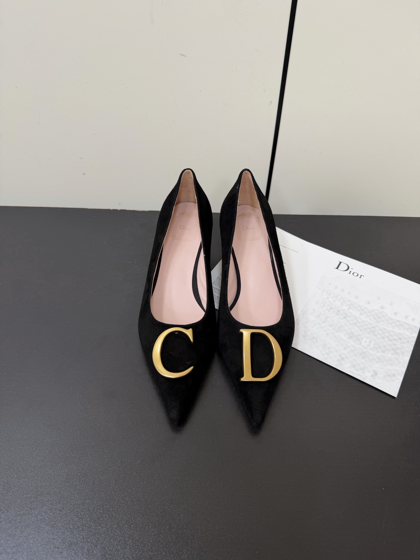 NO:670215,Dior Dior's 2026 spring and summer new pointed-toe high-heeled shoes. The CD buckle decoration on the toe highlights the femininity of the brand logo. They are elegant and refined. They are so beautiful. This season's Dior sandals really can't be missed!  The back half is made of calfskin with a tear-edge fabric bow design, which gives people a particularly comfortable feeling and can add elegance to various looks. Imported sheep upper, lambskin lining, Italian genuine leather outsole, heel height 3.5cm, size 35-41 (40.41 customized, non-returnable), high heels, dior, dior, sandals, high heels, cowhide, sheepskin, sheep, Leather soles19860909Dior迪奥2026春夏新款尖头高跟单鞋 鞋头CD扣装饰彰显品牌标志满满的女人味,又优雅又精致,实在是太好看了.这一季的迪奥凉鞋真的不能错过！后半用小牛皮制作撕边布蝴蝶结设计 给人一种特别舒服的感觉 可为各式造型增添优雅气质. 鞋面进口羊猄 内里垫脚小羊皮 大底意大利真皮大底  跟高3.5cm 尺码35-41（40.41定制不退货）,高跟鞋单鞋,dior,dior,sandals,high heels,cowhide,sheepskin,sheep,Leather soles,Women's Shoes
