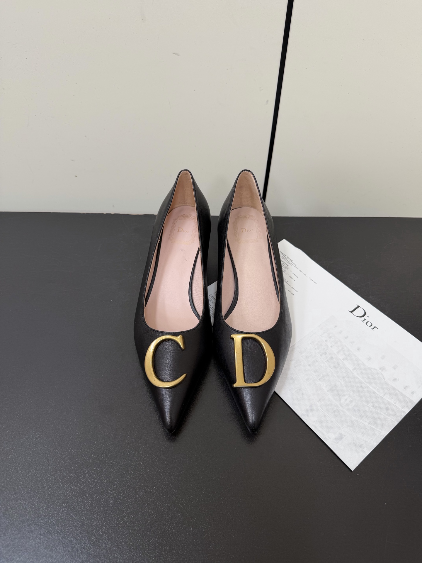 NO:670217,Dior Dior's 2026 spring and summer new pointed-toe high-heeled shoes. The CD buckle decoration on the toe highlights the femininity of the brand logo. They are elegant and refined. They are so beautiful. This season's Dior sandals really can't be missed!  The back half is made of calfskin with a tear-edge fabric bow design, which gives people a particularly comfortable feeling and can add elegance to various looks. Imported cowhide upper, lambskin lining, Italian genuine leather outsole, heel height 3.5cm, size 35-41 (40.41 customized, non-returnable), high-heeled shoes, dior, dior, sandals, high heels, cowhide, sheepskin, Leather soles19860909Dior迪奥2026春夏新款尖头高跟单鞋 鞋头CD扣装饰彰显品牌标志满满的女人味,又优雅又精致,实在是太好看了.这一季的迪奥凉鞋真的不能错过！后半用小牛皮制作撕边布蝴蝶结设计 给人一种特别舒服的感觉 可为各式造型增添优雅气质. 鞋面进口牛皮 内里垫脚小羊皮 大底意大利真皮大底  跟高3.5cm 尺码35-41（40.41定制不退货）,高跟鞋单鞋,dior,dior,sandals,high heels,cowhide,sheepskin,Leather soles,Women's Shoes