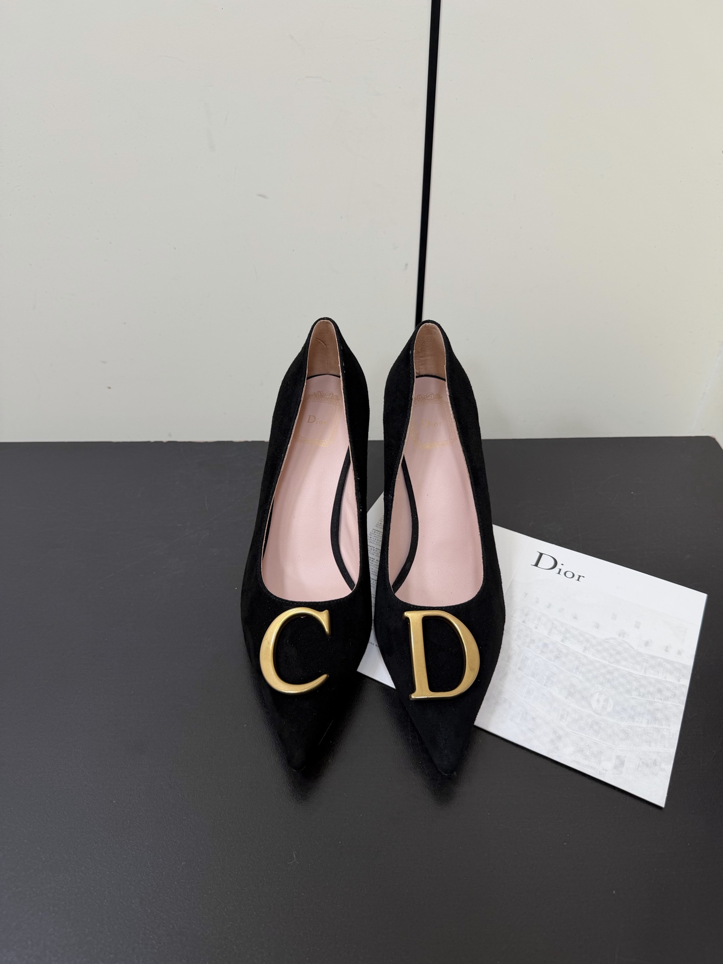 NO:670219,Dior Dior's 2026 spring and summer new pointed-toe high-heeled shoes. The CD buckle decoration on the toe highlights the femininity of the brand logo. They are elegant and refined. They are so beautiful. This season's Dior sandals really can't be missed!  The back half is made of calfskin with a tear-edge fabric bow design, which gives people a particularly comfortable feeling and can add elegance to various looks. Imported sheep upper, lambskin lining, Italian genuine leather outsole, heel height 7cm, size 35-41 (40.41 customized, non-returnable), high heels, dior, dior, sandals, high heels, cowhide, sheepskin, sheep, Leather soles19860909Dior迪奥2026春夏新款尖头高跟单鞋 鞋头CD扣装饰彰显品牌标志满满的女人味,又优雅又精致,实在是太好看了.这一季的迪奥凉鞋真的不能错过！后半用小牛皮制作撕边布蝴蝶结设计 给人一种特别舒服的感觉 可为各式造型增添优雅气质. 鞋面进口羊猄 内里垫脚小羊皮 大底意大利真皮大底  跟高7cm 尺码35-41（40.41定制不退货）,高跟鞋单鞋,dior,dior,sandals,high heels,cowhide,sheepskin,sheep,Leather soles,Women's Shoes