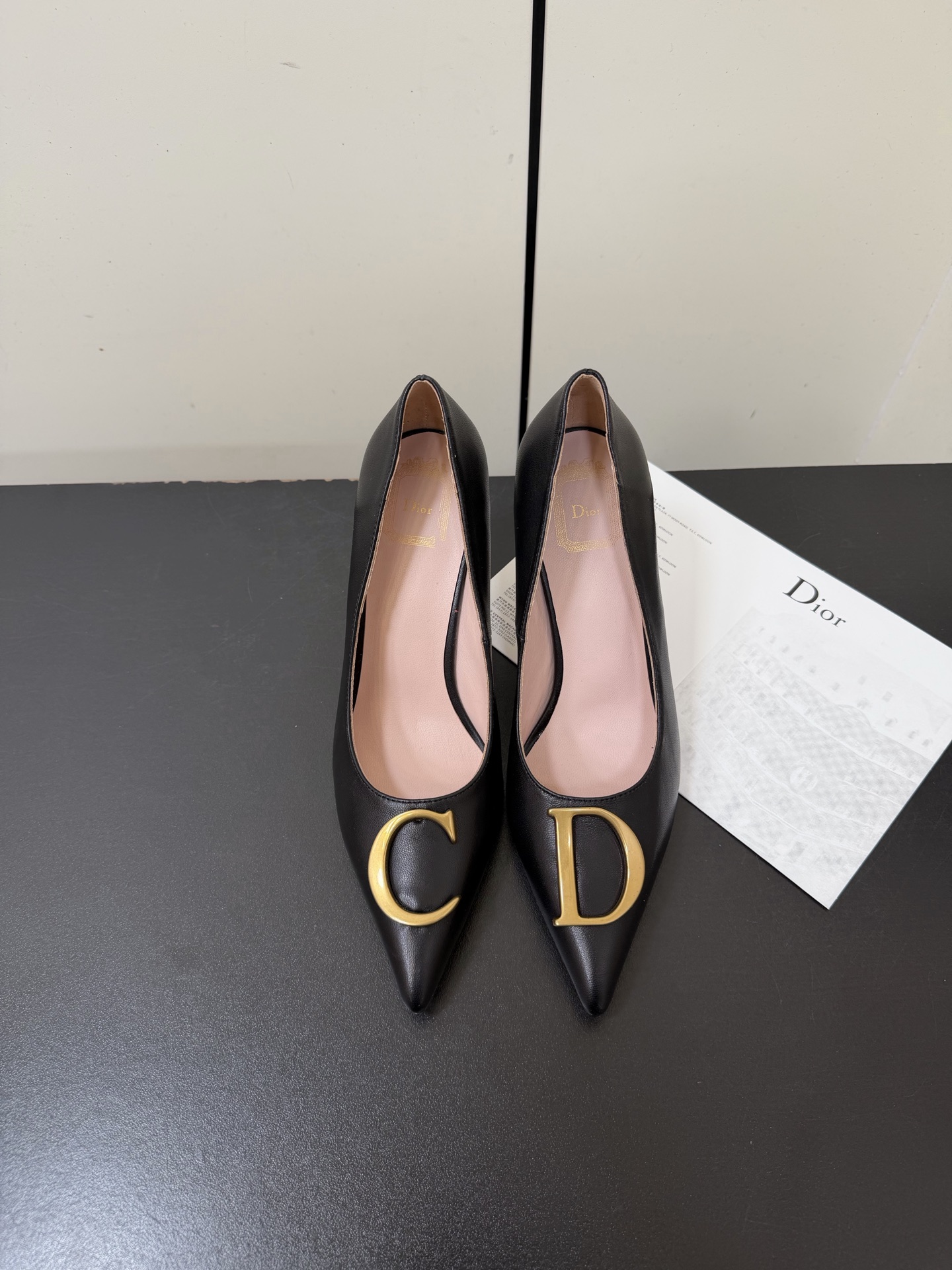NO:670220,Dior Dior's 2026 spring and summer new pointed-toe high-heeled shoes. The CD buckle decoration on the toe highlights the femininity of the brand logo. They are elegant and refined. They are so beautiful. This season's Dior sandals really can't be missed!  The back half is made of calfskin with a torn fabric bow design, which gives people a particularly comfortable feeling and can add elegance to various looks. Imported cowhide upper, lambskin lining, Italian genuine leather outsole, heel height 7cm, size 35-41 (40.41 customized, non-returnable), high heels, dior, dior, sandals, high heels, cowhide, sheepskin, Leather soles19860909Dior迪奥2026春夏新款尖头高跟单鞋 鞋头CD扣装饰彰显品牌标志满满的女人味,又优雅又精致,实在是太好看了.这一季的迪奥凉鞋真的不能错过！后半用小牛皮制作撕边布蝴蝶结设计 给人一种特别舒服的感觉 可为各式造型增添优雅气质. 鞋面进口牛皮 内里垫脚小羊皮 大底意大利真皮大底  跟高7cm 尺码35-41（40.41定制不退货）,高跟鞋单鞋,dior,dior,sandals,high heels,cowhide,sheepskin,Leather soles,Women's Shoes