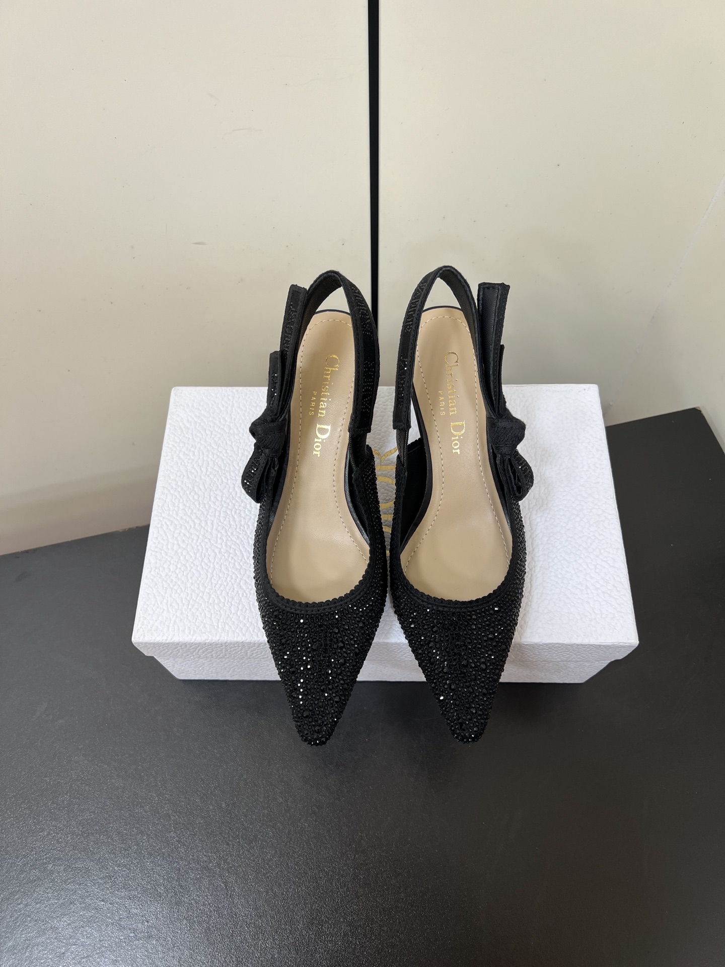 NO:670228,Dior Dior's classic webbing kitten heel sandals, the top level of Dior's nobility and elegance, feel free to compare and inspect the goods, J'Adior embroidered ribbons and bow shoes, and use simple solid colors to enhance the versatility and show the femininity to the fullest. The level of fashion is almost unstoppable. Original threaded fabric, electric embroidery, hot diamonds  The lining and foot pads are made of popular mixed-breed lambskin. The texture is very soft. The texture on the leather surface is fine and has a soft luster. It has good wrapping properties when worn. It is soft and comfortable, breathable and sweat-absorbent. Italian leather outsole Note: All Dior leather soles are different from other luxury goods. They are darker in color. Leather soles of this color are exclusive to the brand. [Be careful not to step directly on the ground when trying them on!  】 Heel height 5.5cm, 9.5cm Size 34-42 (34.40.41.42 customized, non-refundable) Original box packaging!  ,high heels sandals,dior,dior,sandals,high heels,sheepskin,Leather soles19860909Dior迪奥经典织带 猫跟 凉鞋,Dior 高贵优雅的最顶级段位 ,随意对比验货,J'Adior刺绣饰带 蝴蝶结鞋,并以简洁净色来增强百搭 把女人味展现得淋漓尽致.那种时髦的程度,几乎是势不可挡的. 原厂螺纹布,电绣,烫钻 内里和脚垫,采用很受欢迎的混种小羊皮,质地非常柔软,皮质表面的纹路细腻,有柔润的光泽感,穿起来包裹性好 柔软舒适,透气吸汗. 意大利真皮大底 注意 迪奥所有的真皮底和别的奢侈品都不一样,它的颜色比较深一点,这个颜色的真皮大底是品牌专用的.【注意试穿不要直接踩地！】 跟高5.5cm,9.5cm Size34-42码（34.40.41.42定做不退换） 原盒包装！,高跟鞋凉鞋,dior,dior,sandals,high heels,sheepskin,Leather soles,Women's Shoes