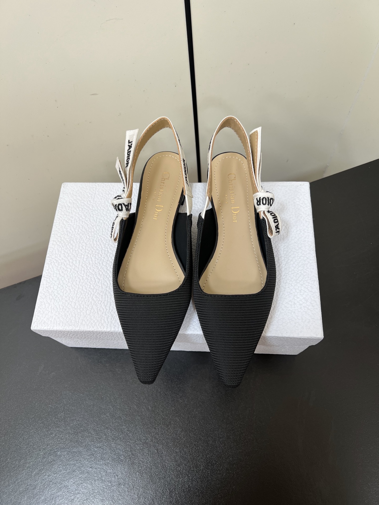 NO:670211,Dior Dior's classic webbing kitten heel sandals, the top level of Dior's nobility and elegance, feel free to compare and inspect the goods, J'Adior embroidered ribbons and bow shoes, and use simple and solid colors to enhance the versatility, showing the femininity to the fullest. The degree of fashion is almost unstoppable. Original ribbed fabric  The lining and foot pads are made of popular mixed-breed lambskin. The texture is very soft. The texture on the leather surface is fine and has a soft luster. It has good wrapping properties when worn. It is soft and comfortable, breathable and sweat-absorbent. Italian leather outsole Note: All Dior leather soles are different from other luxury goods. They are darker in color. Leather soles of this color are exclusive to the brand. [Be careful not to step directly on the ground when trying them on!  】 High heel and flat bottom, 5.5cm, 9.5cm, Size 34-42 (34.40.41.42 customized, non-returnable) Packed in original box!  ,high heels sandals,dior,dior,sandals,high heels,sheepskin,Leather soles19860909Dior迪奥经典织带 猫跟 凉鞋,Dior 高贵优雅的最顶级段位 ,随意对比验货,J'Adior刺绣饰带 蝴蝶结鞋,并以简洁净色来增强百搭 把女人味展现得淋漓尽致.那种时髦的程度,几乎是势不可挡的. 原厂螺纹布 内里和脚垫,采用很受欢迎的混种小羊皮,质地非常柔软,皮质表面的纹路细腻,有柔润的光泽感,穿起来包裹性好 柔软舒适,透气吸汗. 意大利真皮大底 注意 迪奥所有的真皮底和别的奢侈品都不一样,它的颜色比较深一点,这个颜色的真皮大底是品牌专用的.【注意试穿不要直接踩地！】 跟高平底,5.5cm,9.5cm Size34-42码（34.40.41.42定做不退换） 原盒包装！,高跟鞋凉鞋,dior,dior,sandals,high heels,sheepskin,Leather soles,Women's Shoes