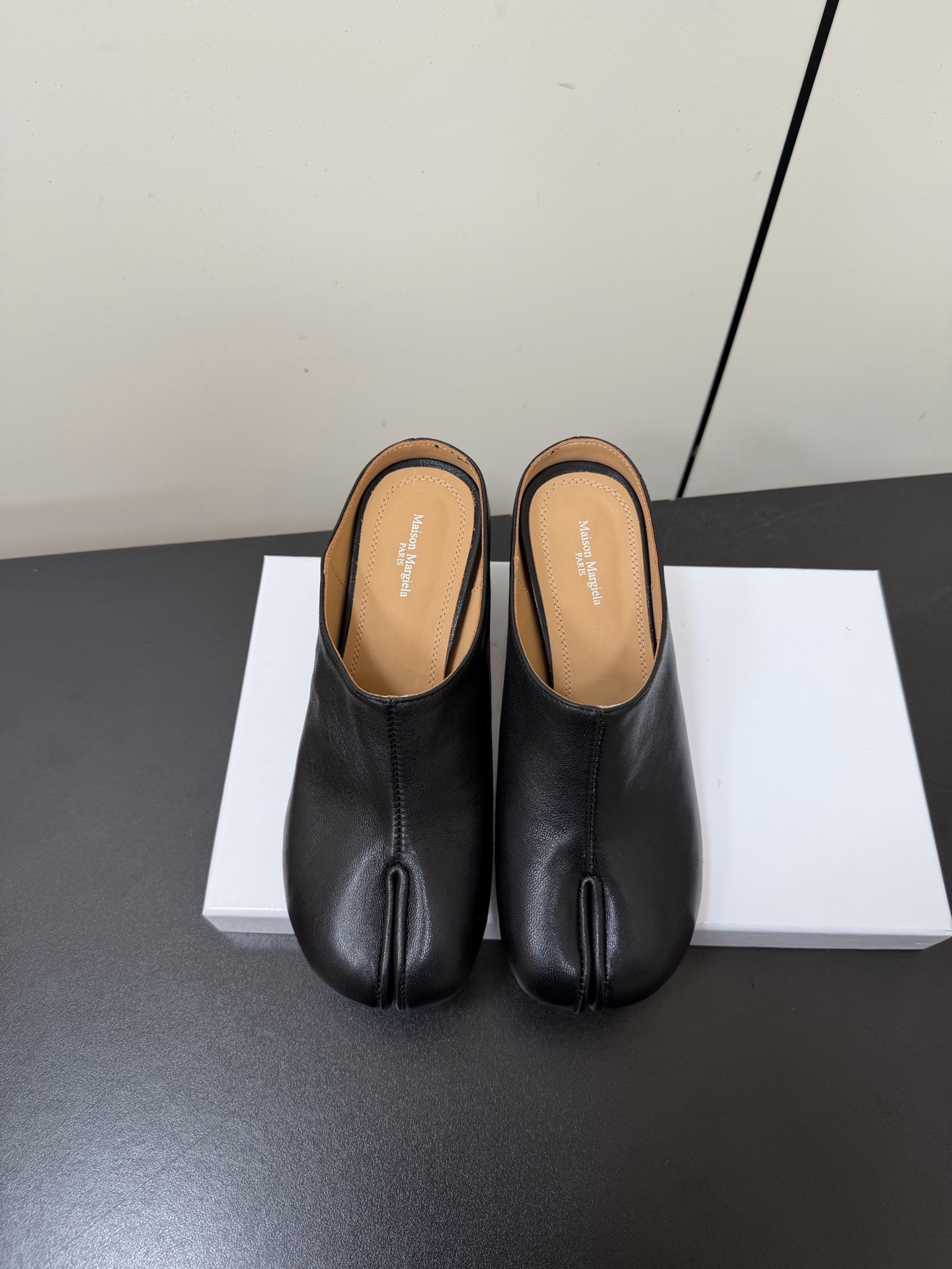 NO:679981,MaisonMargiela｜MM6 Margiela Tabi retro split-toe Mary Jane high-heeled shoes and half-drags MaisonMargiela is making a big move again!  The classic Tabi split-toe design cleverly combines avant-garde and retro elements. The half-drag style is fashionable and versatile, casual and comfortable, giving the feet a sense of security while adding a sense of playfulness to the whole. Whether paired with a sweet skirt or cool jeans, this pair of half-drag mules can easily hold the scene and easily create various styles. Fashionistas can keep their eyes closed and they will not lose!  The fabric is made of original custom-made imported cowhide. The inner foot pads are all cowhide. The Italian imported genuine leather outsole has a size of 35-41 (40.41 customization is not returnable), split-toe shoes and half-flop, masion margiela, masion margiela, mary jane, high heels, skirts, jeans, cowhide, Leather soles19860909MaisonMargiela｜MM6马吉拉Tabi复古分趾玛丽珍高跟鞋半拖 MaisonMargiela又又又放大招啦！ 经典的Tabi分趾设计 巧妙融合了先锋与复古元素.半拖款式 时尚百搭 随性又自在 给足脚部安全感 同时又为整体增添了一份俏皮. 无论是搭配甜美小裙子还是酷帅牛仔裤 这双半拖穆勒鞋都能轻松hold住场面 轻松打造各种风格 时髦精们闭眼入不亏！ 面料采用原版定制进口牛皮 内里垫脚均为牛皮 意大利进口真皮大底 码数35-41（40.41定制不退换）,分趾鞋半拖,masion margiela,masion margiela,mary jane,high heels,skirts,jeans,cowhide,Leather soles,Women's Shoes