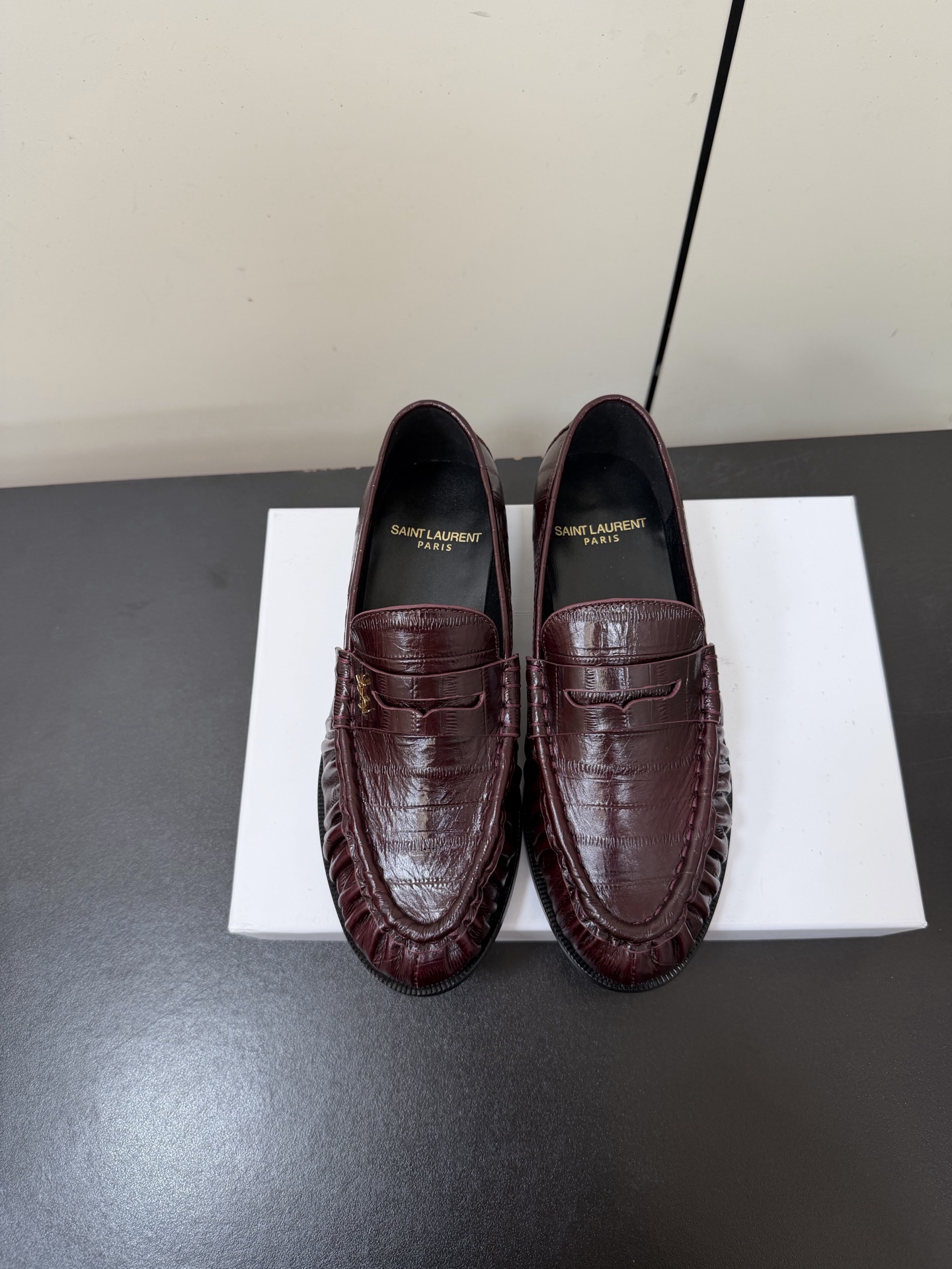 NO:682462,Men's Saintlaurent 25ss autumn and winter retro-textured loafers are casual shoes. The shoes are designed with a low-cut flat bottom, smooth lines and fit the foot shape, and are suitable for commuting and leisure. They are made of patent leather, crocodile pattern embossed leather, suede, leopard print horse hair and other multiple materials. The patent leather model has its own gloss, the suede model has a soft texture, and the leopard print horse hair model is more personalized.  The shoe body bears the brand's iconic metal YSL logo, the toe is rounded, and the upper is decorated with pleats, taking into account both beauty and practicality. The color scheme is rich, including basic colors such as classic black, burgundy, caramel brown, and off-white, as well as personalized models with leopard print, which can adapt to different styles. Cowhide upper, sheepskin lining, leather outsole, 2.5cm higher  Size 35-45 (female size 40.41.42.43, male size 39.45, customization is not returnable), loafers, saint laurent, saint laurent, loafers, cowhide, sheepskin, chamois leather, Leather soles19860909男款Saintlaurent 25ss秋冬复古质感乐福鞋休闲鞋 鞋型为低帮平底设计,线条流畅且贴合脚型,兼具通勤与休闲属性.使用漆皮、鳄鱼纹压花皮、反绒麂皮、豹纹马毛等多元材质,漆皮款自带光泽感,麂皮款质感柔软,豹纹马毛款则更具个性. 鞋身带有品牌标志性的金属YSL标识,鞋头为圆润造型,鞋帮处有褶皱装饰,兼顾美观与实用性.配色丰富,包含经典黑、酒红、焦糖棕、米白等基础色,还有豹纹印花的个性款,能适配不同穿搭风格. 鞋面牛皮 内里羊皮 大底真皮大底 增高2.5cm size35-45码（女40.41.42.43,男39.45码定制不退换）,乐福鞋,saint laurent,saint laurent,loafers,cowhide,sheepskin,chamois leather,Leather soles,Women's Shoes