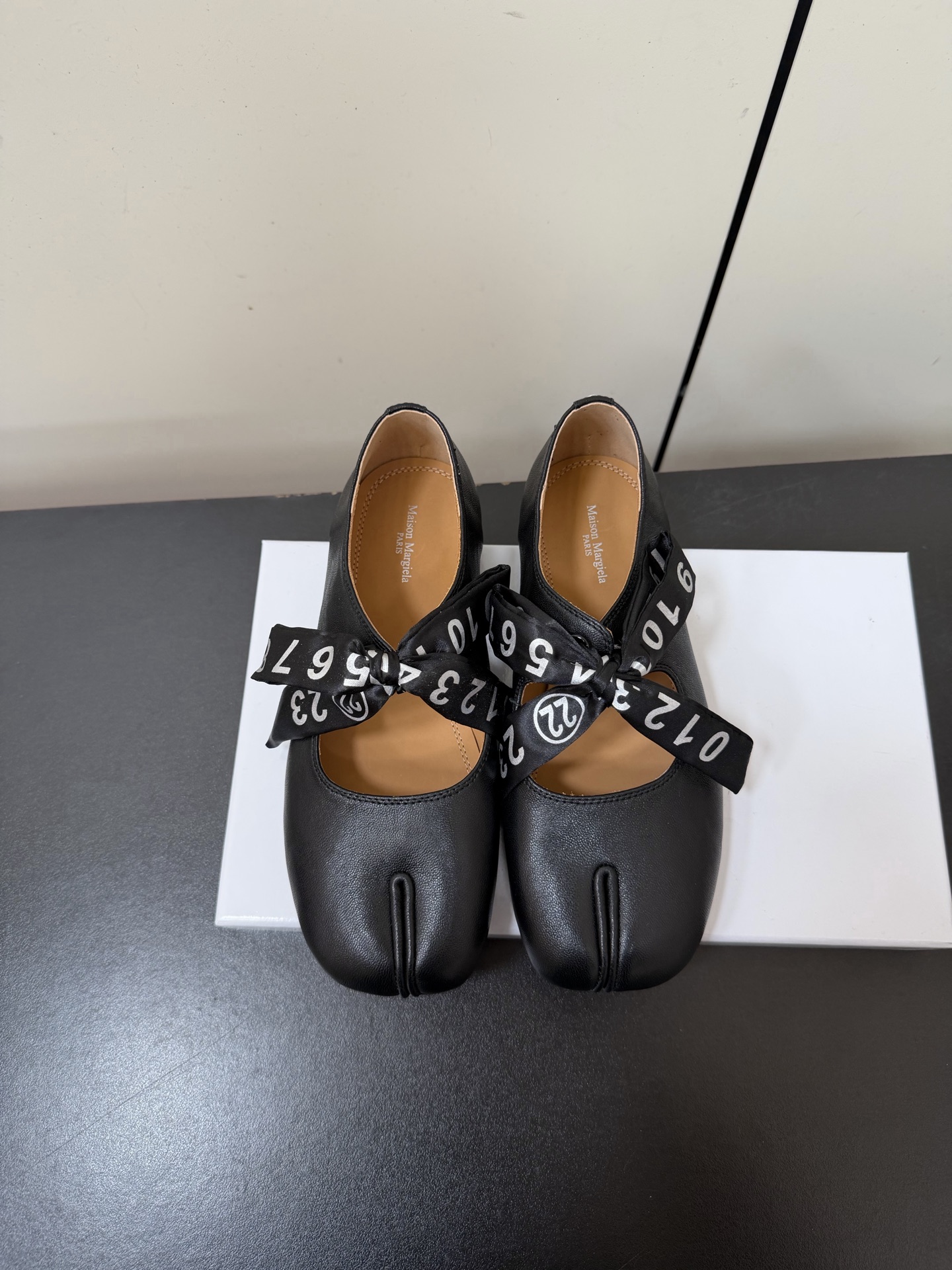 NO:695140,Maison Margiela MM6 Tabi split-toe shoes, bow digital webbing lace-up Mary Jane shoes, high-end single products for the street. It can be formal or casual. It has just the right amount of looseness and it is really hard not to love it. Welcome to compare. The real original outsole! Size: 35-39 (40.41 customization is not returnable), split-toe shoes, masion margiela, mary jane19860909Maison Margiela MM6 Tabi分趾鞋 蝴蝶结数字织带系带玛丽珍单鞋 高級出街的単品 可正式 可休闲 恰到好处的拿捏住了松弛感真的很难不爱它 欢迎对比 真正的原版大底！ Size:35-39（40.41定制不退换）,分趾鞋,masion margiela,mary jane,Women's Shoes