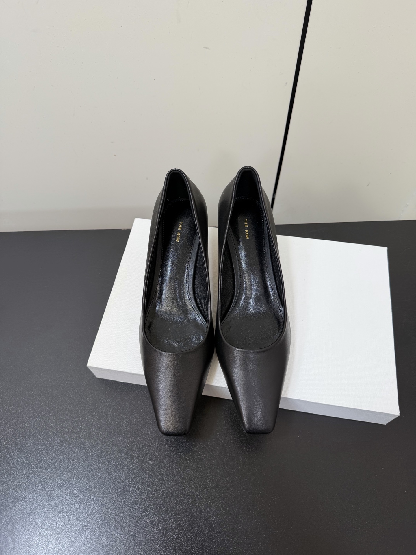 NO:695147,The row French retro simple style pointed-toe grandma cat-heeled shoes!  The queen of retro temperament. The entire shoe shape is simple and elegant, very clean and easy to match!  It can also be easily used for daily wear, dates and parties, etc.!  Wearing it makes your feet look slimmer and visually lengthens your legs!  Anyone who sees this texture will shout YYDS! It exudes a sense of nobility from the inside out ~ full of luster!  Plus it’s comfortable and durable!  It is light and comfortable to wear, and your feet are not tired at all when walking!  It can be used for daily commuting, shopping, etc.!  The upper is made of first-layer cowhide/velvet, the lining is sheepskin, and the genuine leather outsole imported from Italy. Heel height: 4.5cm. Size: 35-4019860909The row法式复古简易风尖头奶奶猫跟单鞋 ！ 复古气质女王 整个鞋型简约大气,很干净利落又好搭配！日常穿搭、约会聚会等也能轻松驾驭！ 穿上很显脚瘦,又在视觉上拉腿长！这质感,任谁看了都高呼YYDS!由内到外散发着贵气感~光泽感拉满！而且舒适又耐穿！穿着轻便舒服,走路完全不累脚！日常通勤、逛街等统统都能hold得住！ 鞋面采用头层牛皮/天鹅绒 内里垫脚羊皮 意大利进口真皮大底 跟高:4.5cm 码数:35-40（40定做不退换） 配原版包装,单鞋,cowhide,sheepskin,Leather soles,Women's Shoes