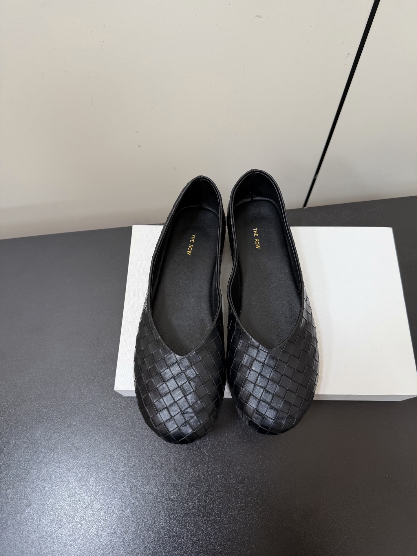 NO:695157,TheRow 26ss new spring and summer woven loafers, granny shoes, single shoes, classic upgrades, unique shoe shape, the foot will feel much more comfortable, the sole of the foot is visually wider, more relaxed, and more friendly to wide feet!  Upper sheepskin woven outsole original molded Italian leather outsole Size#35-41 (40 41 customization is not returnable), single shoes, loafers, sheepskin, Leather soles19860909TheRow 26ss 春夏新款 编织乐福鞋 奶奶鞋 单鞋 经典升级 独特鞋型 脚感会舒适不少,脚掌视觉上加宽了,更具松弛感,对宽脚越加友好！ 鞋面羊皮编织 大底原版开模意大利真皮大底 Size#35-41（40 41定制不退换）,单鞋,loafers,sheepskin,Leather soles,Women's Shoes