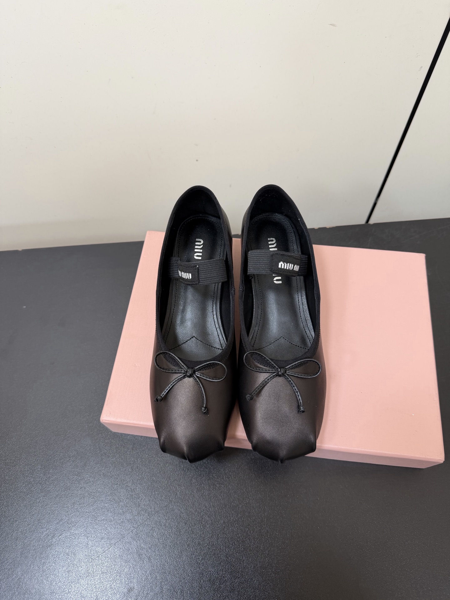 NO:695134,MiuMiu fairy ballet cat-heeled shoes and ballet flats appeared on the fashion show, reinterpreting the iconic style of the MiuMiu series. The unique design is accompanied by a bow and an elastic band with a logo, showing a feminine style. This pair of ballet shoes is simply poisonous. The more you look at it, the more you like it. It is true that the bow embellishment on the toe is a wonderful touch!  It won’t overwhelm the guest, but it adds a lot of cuteness and girliness to this pair of shoes!  The large U-mouth design modifies the ankle line very slenderly, making the whole person look tall and elegant. Whether it is paired with a fairy skirt or casually wearing a pair of jeans, it can look very fashionable and good-looking. This is the charm of Miu. The upper material is Hangzhou silk, and the inner stitching is made of skin-friendly mixed goat leather with a soft sheepskin touch. There is no pressure even if you wear it barefoot. The overall softness of the shoes will be understood as soon as you receive the goods!  The outsole is made of genuine leather soles imported from Italy Size 35-40 (40 customization is not returnable), ballet shoes, miumiu, flats, skirts, jeans, sheepskin19860909MiuMiu仙女芭蕾舞猫跟单鞋 芭蕾平底鞋亮相时装秀,焕新演绎MiuMiu系列标志性的风格. 别致的设计伴以蝴蝶结与带徽标的弹力带,展露柔美风情.这双芭蕾舞鞋简直有毒,越看越中意真不是瞎说的. 鞋头的蝴蝶结点缀是妙笔神功！不会喧宾夺主 但又为这双鞋增添了不少可爱少女感！ 大U口设计将脚踝线条修饰得好纤细让整个人看起来高挑又优雅 不管是搭配仙仙的裙子 还是随意穿一条牛仔裤 就能非常洋气好看 这就是miu家的魅力. 鞋面面料 杭州丝绸 内里缝合亲肤的混种山羊皮料柔嫩的羊皮触感 哪怕裸脚穿 都毫无压力 鞋子整体的柔软度大家收到货就明白了！ 大底采用意大利进口真皮鞋底 Size35-40（40定制不退换）,芭蕾舞鞋,miumiu,flats,skirts,jeans,sheepskin,Women's Shoes