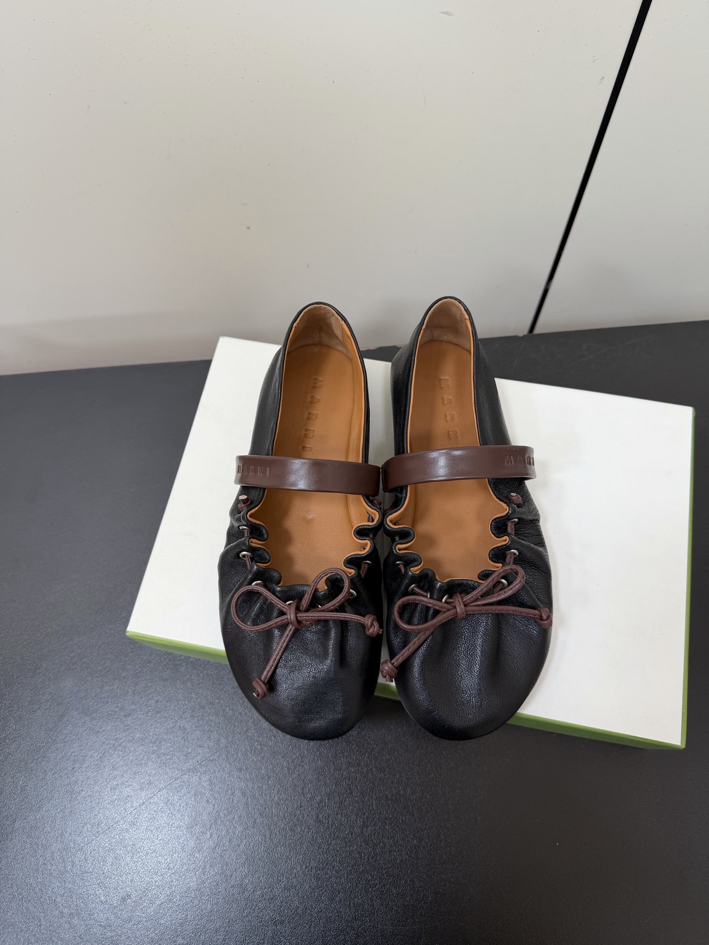 NO:695100,Marni pleated ruffled Mary Jane ballet flats combine the soft shape of ballet flats with the thin straps of Mary Janes. The shoe mouth is decorated with ruffle pleats, and the toe is matched with a thin ribbon bow. The sweet element adds a retro cool feeling due to the texture of leather, breaking the single elegance of ballet shoes.  The upper is made of soft leather, and the shoe body has an elastic pleated design that can fit the foot shape without pressuring the foot; the flat-soled heelless version is matched with a slightly wide shoe last, taking into account the comfort and tolerance of daily walking. The childlike ruffles and bows are combined with the simple ballet shoe shape to create a highly recognizable shoe that combines 'sweet girl style + retro style'. Sheepskin upper, sheepskin lining, foam rubber outsole, increased by 2cm  size 35-41 (customized sizes 40 and 41 are not returnable), ballet shoes, marni, mary jane, flats, sheepskin19860909Marni 褶皱荷叶边玛丽珍芭蕾鞋平底鞋 融合芭蕾平底鞋的柔软鞋型与玛丽珍鞋的细绑带,鞋口加入荷叶边褶皱装饰,鞋头搭配细带蝴蝶结,甜美元素中又因皮革的质感增添了复古酷感,打破了芭蕾鞋的单一优雅感. 鞋面采用软质皮革,鞋身有弹性褶皱设计,能贴合脚型且不压脚；平底无跟的版型搭配微宽的鞋楦,兼顾日常行走的舒适度与包容性.童趣的荷叶边、蝴蝶结与简约的芭蕾鞋型结合,打造出辨识度高的“甜妹风+复古风”结合的鞋款. 鞋面羊皮 内里羊皮 大底橡胶发泡 增高2cm size35-41码（40、41码定制不退换）,芭蕾舞鞋,marni,mary jane,flats,sheepskin,Women's Shoes
