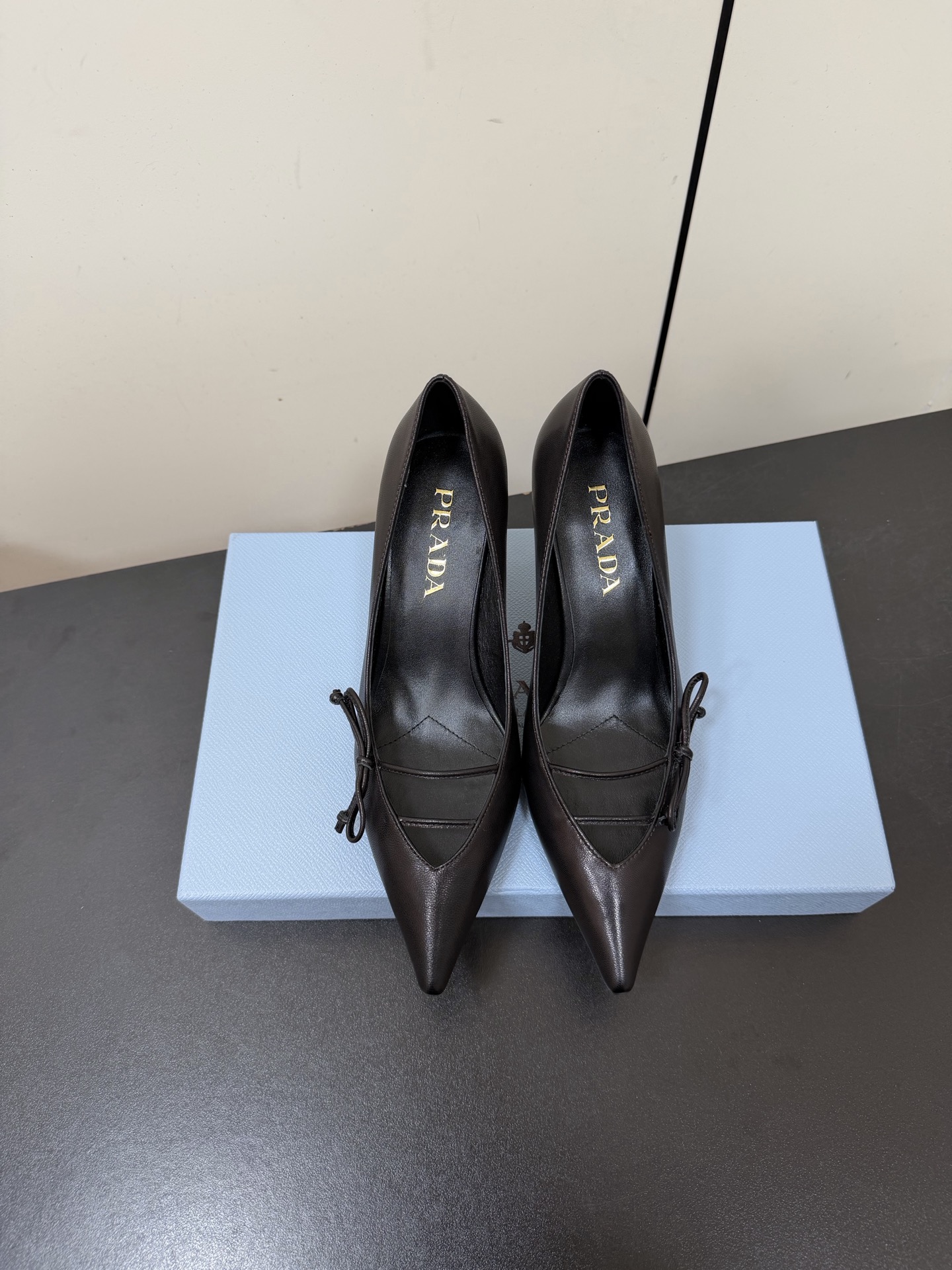 NO:695125,Prada 26FW High Heels Prada 26FW show style pointed toe high heels, full of retro feel!  Pointed toe design + bow, ultra-fine details, full of brand recognition. Kitten heels, comfortable and elegant, can be easily worn for commuting or formal occasions. Made in Italy, exquisite craftsmanship, low-key luxury, fashionable must-have!  Heel height 6.5cm, Size 35-39 (40.41, custom-made, non-refundable), high-heeled shoes, prada, prada, high heels19860909Prada普拉达26FW高跟鞋 Prada 26FW秀款尖头高跟鞋,复古感满满！尖头设计+蝴蝶结,细节超精致,品牌辨识度拉满 小猫跟,舒适又优雅,通勤或正式场合都能轻松驾驭.意大利制造,工艺精湛,低调奢华,时髦精必入！ 跟高6.5cm Size 35-39（40.41订做不退换）,高跟鞋单鞋,prada,prada,high heels,Women's Shoes