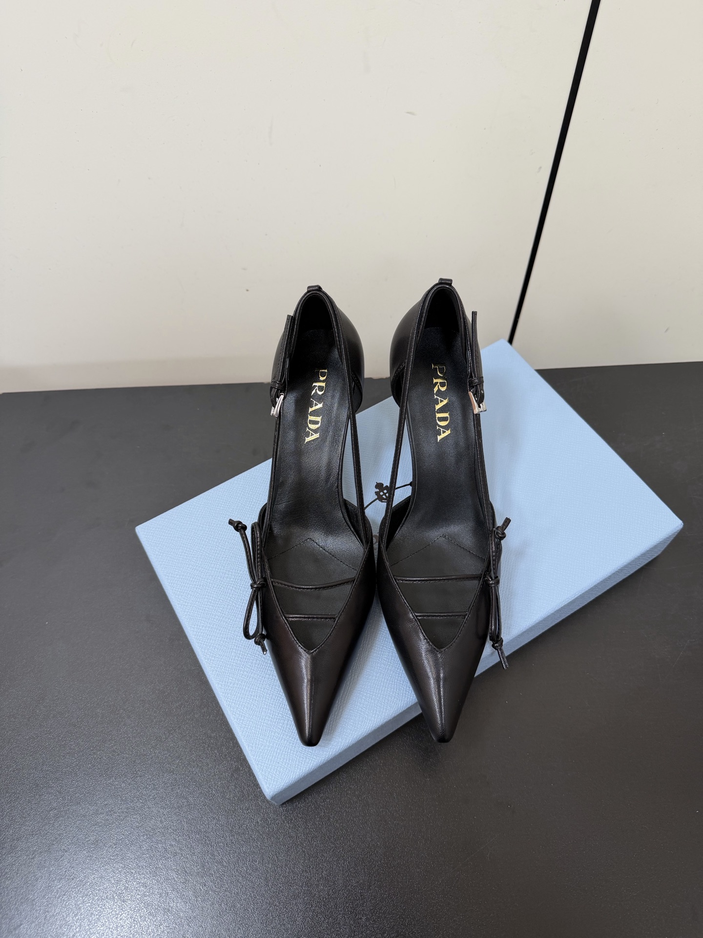 NO:695128,Prada 26FW hollow high heels Prada 26FW show style pointed toe high heels, full of retro feel!  Pointed toe design + bow, ultra-fine details, full of brand recognition. Kitten heels, comfortable and elegant, can be easily worn for commuting or formal occasions. Made in Italy, exquisite craftsmanship, low-key luxury, fashionable must-have!  Heel height 6.5cm, Size 35-39 (40.41, custom-made, non-refundable), high-heeled shoes, prada, prada, high heels19860909Prada普拉达26FW中空高跟鞋 Prada 26FW秀款尖头高跟鞋,复古感满满！尖头设计+蝴蝶结,细节超精致,品牌辨识度拉满 小猫跟,舒适又优雅,通勤或正式场合都能轻松驾驭.意大利制造,工艺精湛,低调奢华,时髦精必入！ 跟高6.5cm Size 35-39（40.41订做不退换）,高跟鞋单鞋,prada,prada,high heels,Women's Shoes