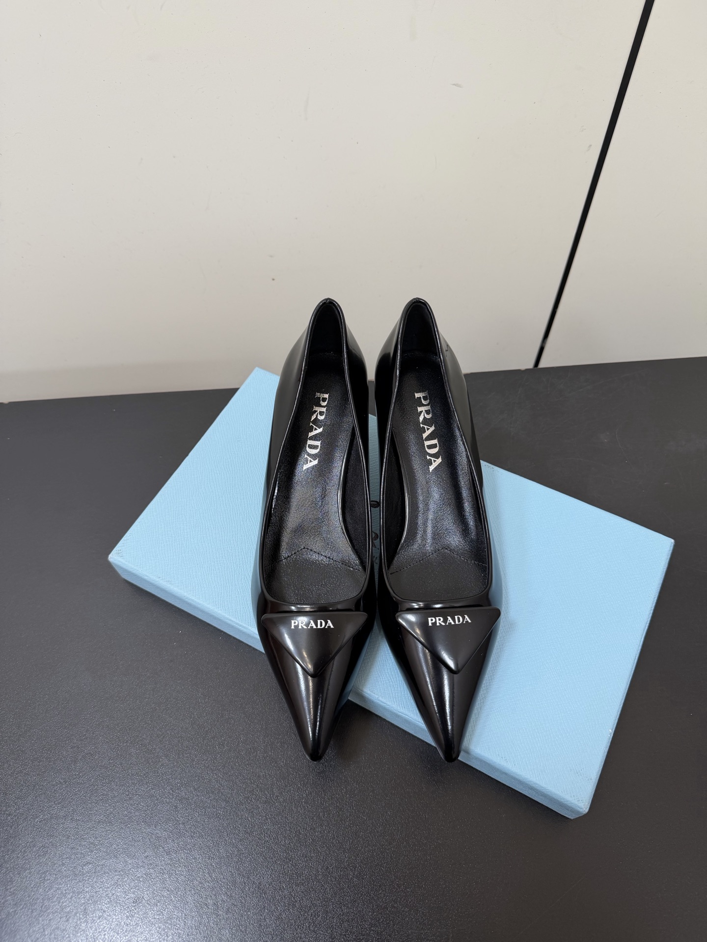 NO:695091,Prada26ss triangular pointed toe small high-heeled shoes use a combination of sharp pointed toe + geometric triangle logo. The triangular splicing at the toe is a brand-recognizable design, which elongates the leg line and strengthens the sense of pioneering. The heel is a stiletto heel style, which enhances elegance while maintaining the neatness of the shoe shape.  The body of the shoe adopts a simple, no-decoration design, with only the brand's iconic triangle element retained on the toe. The PRADA logo is engraved on the inside of the shoe. The shoemaking process ensures the comfort and stiffness of the fit. The upper is made of beaded cowhide/patent leather, the lining is sheepskin, and the outsole is made of genuine leather. It is increased by 5.5cm, size 35-41 (customized sizes 40 and 41 are not returnable), high-heeled shoes, prada, high  heels,cowhide,sheepskin,Leather soles19860909Prada26ss三角标尖头小高跟单鞋 采用锐利尖头+几何三角标的组合,鞋头处的三角拼接是品牌辨识度设计,拉长腿部线条的同时强化了先锋感；鞋跟为细高跟款式,提升优雅气质的同时保持了鞋型的利落感. 鞋身采用简约的无装饰设计,仅在鞋头处保留品牌标志性三角元素,鞋内印刻PRADA标识,制鞋工艺保障了贴合脚型的舒适度与版型挺括度. 鞋面开标珠牛皮/漆皮 内里羊皮 大底真皮大底 增高5.5cm size35-41码（40、41码定制不退换）,高跟鞋单鞋,prada,high heels,cowhide,sheepskin,Leather soles,Women's Shoes