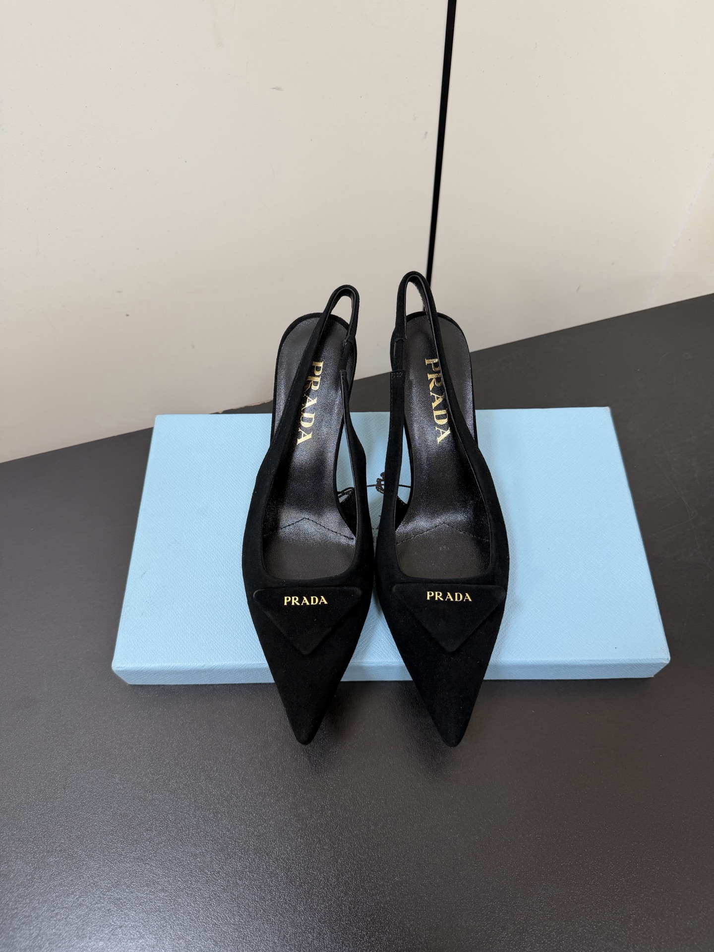 NO:695121,Prada26ss triangular logo pointed toe high-heeled sandals use a combination of sharp pointed toe + geometric triangle logo. The triangular splicing at the toe is a brand-recognizable design, which elongates the leg line and strengthens the sense of pioneering. The heel is a stiletto heel style, which enhances elegance while maintaining the neatness of the shoe shape.  The body of the shoe adopts a simple, non-decorative design, only the brand's iconic triangle element is retained on the toe, and the PRADA logo is engraved on the inside of the shoe. The shoemaking process ensures the comfort and stiffness of the fit to the foot. The upper is imported sheepskin, the lining is sheepskin, the outsole is genuine leather, the height is 6.5, size 35-41 (customized sizes 40 and 41 are not returnable), sandals, prada, sandals, sheepskin, sheep, Leather soles19860909Prada26ss三角标尖头高跟凉鞋 采用锐利尖头+几何三角标的组合,鞋头处的三角拼接是品牌辨识度设计,拉长腿部线条的同时强化了先锋感；鞋跟为细高跟款式,提升优雅气质的同时保持了鞋型的利落感. 鞋身采用简约的无装饰设计,仅在鞋头处保留品牌标志性三角元素,鞋内印刻PRADA标识,制鞋工艺保障了贴合脚型的舒适度与版型挺括度. 鞋面进口羊猄 内里羊皮 大底真皮大底 增高6.5 size35-41码（40、41码定制不退换）,凉鞋,prada,sandals,sheepskin,sheep,Leather soles,Women's Shoes