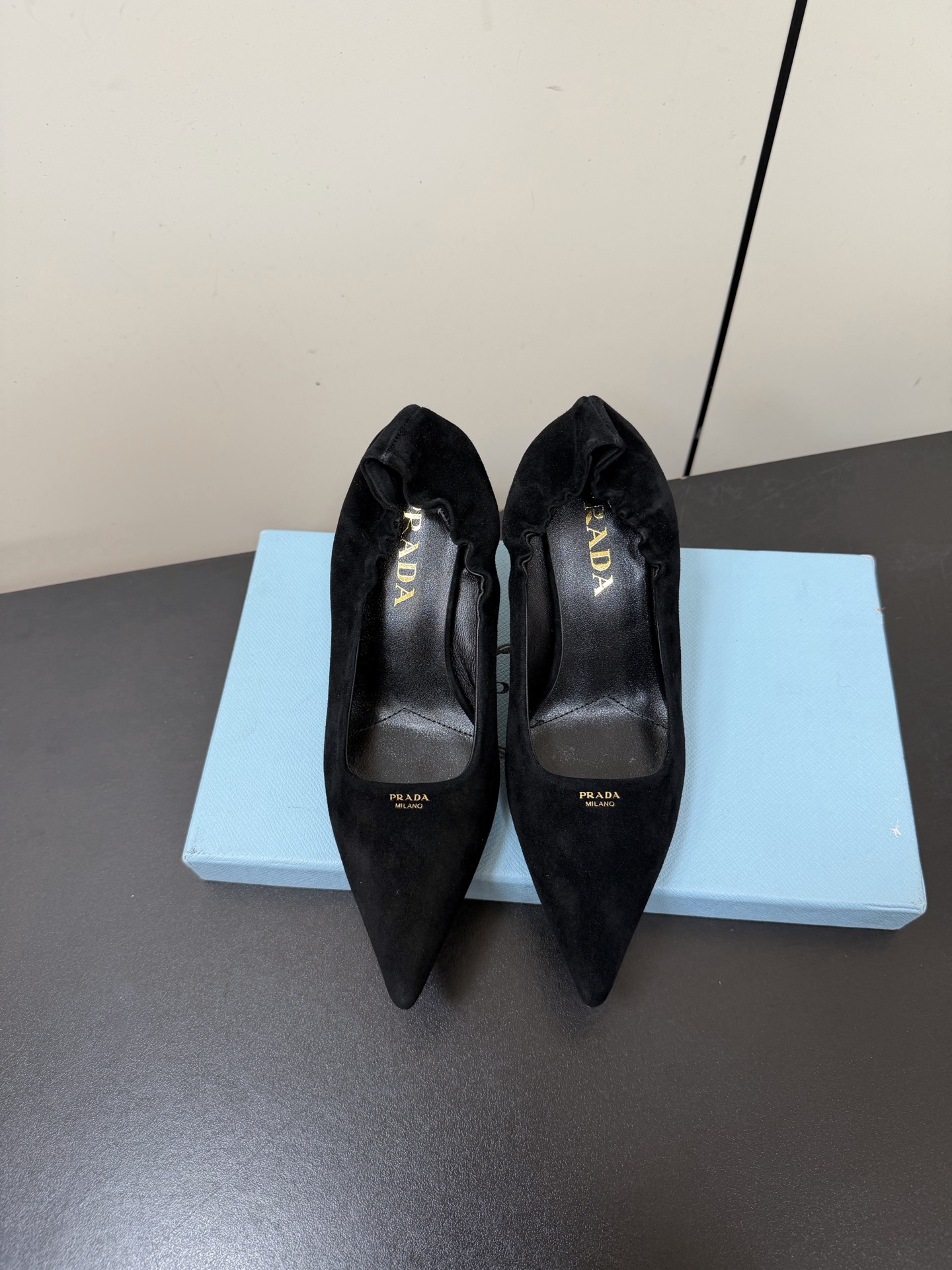 NO:695112,Prada26ss pointed-toe high-heeled shoes. The brand letters on the toe are a brand-recognizable design, which elongates the leg line and strengthens the sense of pioneering. The heel is a stiletto style, which enhances elegance while maintaining the neatness of the shoe. The body of the shoe adopts a simple and unadorned design, with the PRADA logo printed on the toe. The shoemaking process ensures the comfort and stiffness of the fit. The upper is imported sheepskin and the lining is sheepskin. The outsole is genuine leather.  Increase size 6.5, size 35-41 (customized sizes 40 and 41 are non-refundable), single shoes Mary Jane, prada, mary jane, high heels, sheepskin, sheep, Leather soles19860909Prada26ss尖头高跟鞋 鞋头处品牌字母是品牌辨识度设计,拉长腿部线条的同时强化了先锋感；鞋跟为细高跟款式,提升优雅气质的同时保持了鞋型的利落感. 鞋身采用简约的无装饰设计,鞋头处印刻PRADA标识,制鞋工艺保障了贴合脚型的舒适度与版型挺括度. 鞋面进口羊猄 内里羊皮 大底真皮大底 增高6.5 size35-41码（40、41码定制不退换）,单鞋玛丽珍,prada,mary jane,high heels,sheepskin,sheep,Leather soles,Women's Shoes