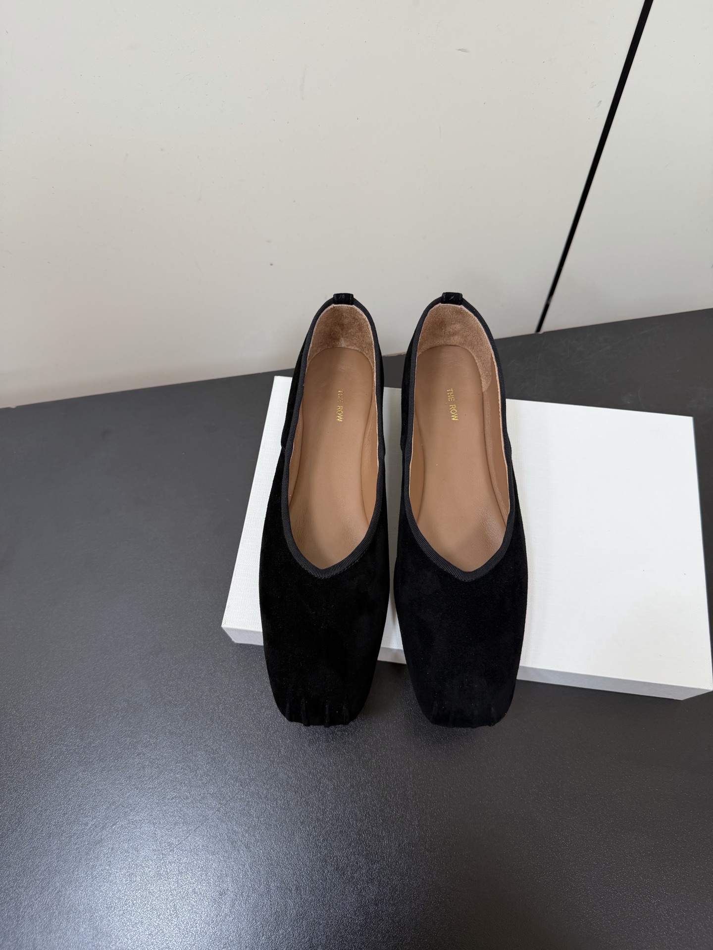 NO:695096,TheRow26ss spring and summer new flat shoes are said to be the most beautiful ballet granny shoes of the year. They are French elegance, high-end and fashionable, salty or sweet, artistic and elegant!  A piece that can be worn in all seasons, easy to wear and good-looking, a global classic by Feng Mo. The soft and delicate sheepskin fabric makes this ballet immediately unique and very textured. The fabric is imported suede and the lining is soft sheepskin. Outsole: Genuine leather outsole Size: #35-40 (custom-made for 40 yuan, non-refundable), single shoes, sheepskin, chamois leather, Leather soles19860909TheRow26ss春夏新款平底单鞋 据说这是本年度最美丽的芭蕾舞 奶奶鞋,法式优雅气质在线、高级又时髦,可盐可甜,文艺又气质！ 四季可穿的单品,好穿又好看,风魔全球经典著作,柔软细腻羊皮面料让这款芭蕾舞 立马变得与众不同,非常的有质感. 面料进口麂皮 内里垫脚柔软羊皮 大底: 真皮大底 Size:#35-40(40定做不退换）,单鞋,sheepskin,chamois leather,Leather soles,Women's Shoes