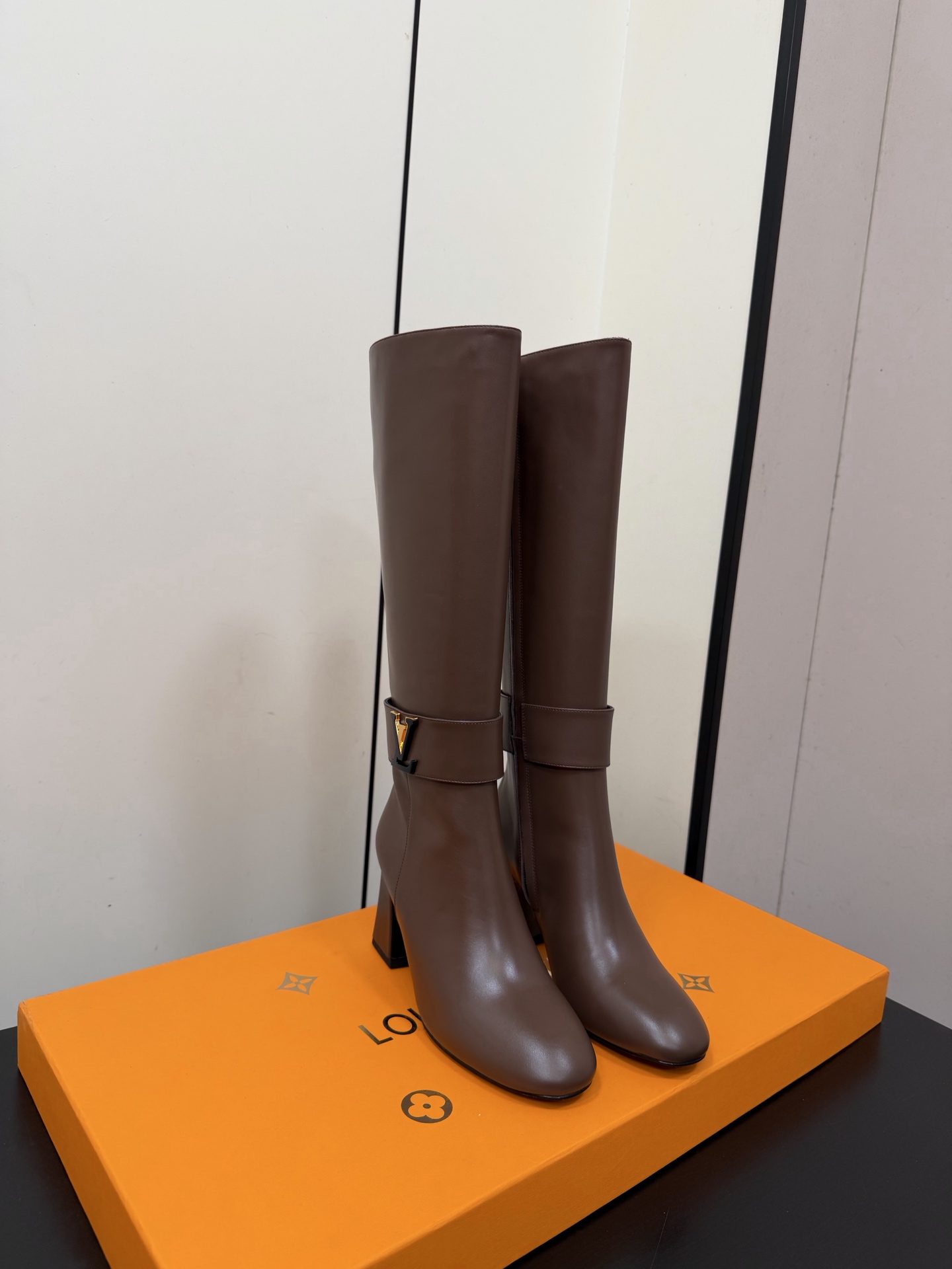 NO:706808,Louis Vuitton 25ss new autumn and winter belt buckle LV high-heeled boots. Original last, perfect lines, simple and elegant, thick heels that show temperament on the feet, comfortable and versatile. It can also lengthen the legs, make the legs taller, slimmer and longer. Louis Vuitton is the best at girls, sweet, but also adds seductive sexiness. Material imported from Italy calfskin, lining imported sheepskin, sole Italian genuine leather outsole, heel height 8.5cm  Size35-39 (34.40.41.42.43 custom-made, non-refundable), boots, louis vuitton, louis vuitton, boots, cowhide, sheepskin, Leather soles19860909Louis Vuitton 25ss 秋冬新款皮带扣LV高跟高筒靴 原版套楦,完美的线条,简约大气上脚显气质粗跟舒适百搭 还能拉长双腿显高显瘦显腿长,Louis Vuitton最擅长的女生甜美,更是添加了诱惑的性感 面料意大利进口小牛皮 内里进口羊皮 鞋底意大利真皮大底 跟高8.5cm Size35-39（34.40.41.42.43订做不退换）,靴子,louis vuitton,louis vuitton,boots,cowhide,sheepskin,Leather soles,Women's Shoes