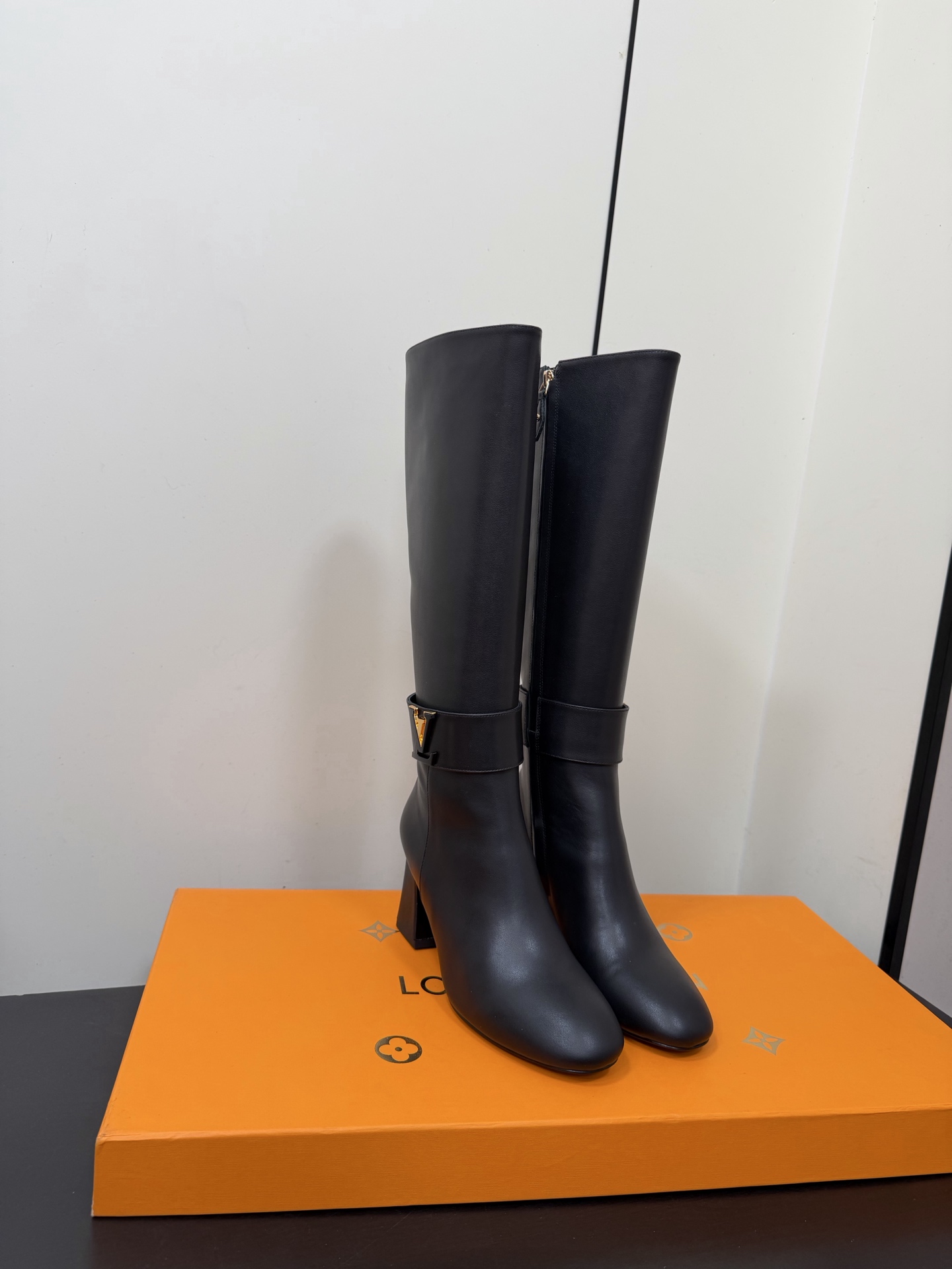 NO:706810,Louis Vuitton 25ss new belt buckle LV high-heeled boots for autumn and winter. Original last, perfect lines, simple and elegant. The thick heels are comfortable and versatile. They can also elongate the legs, make them taller, slimmer and longer. Louis Vuitton is best at making girls sweet, and it also adds seductive sexiness. Material imported from Italy calfskin/original old flower leather. Lining imported sheepskin. Sole Italian genuine leather outsole. Heel height 8.5cm.  Size35-39 (34.40.41.42.43 custom-made, non-refundable), boots, louis vuitton, louis vuitton, boots, cowhide, sheepskin, Leather soles19860909Louis Vuitton 25ss 秋冬新款皮带扣LV高跟高筒靴 原版套楦,完美的线条,简约大气上脚显气质粗跟舒适百搭 还能拉长双腿显高显瘦显腿长,Louis Vuitton最擅长的女生甜美,更是添加了诱惑的性感 面料意大利进口小牛皮/原版老花皮 内里进口羊皮 鞋底意大利真皮大底 跟高8.5cm Size35-39（34.40.41.42.43订做不退换）,靴子,louis vuitton,louis vuitton,boots,cowhide,sheepskin,Leather soles,Women's Shoes