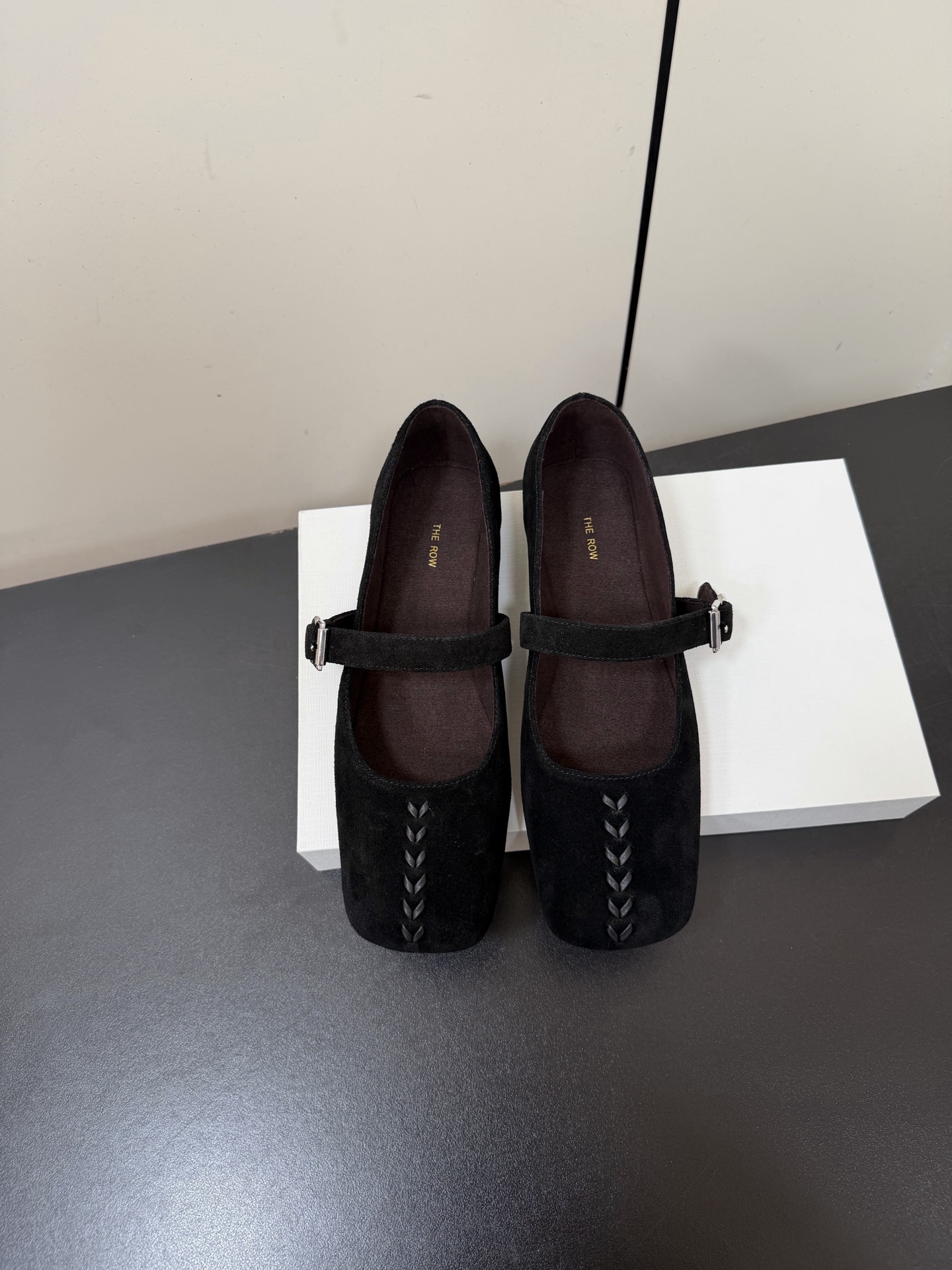 NO:706800,Therow Mary Jane shoes are an extremely low-key and very high-end brand. They never need to use exaggerated logos to show themselves. They only use the simplest lines and the most advanced materials to tell everyone about my uniqueness. There is always a magic that gives women an independent and confident temperament. This is The Row. Today I give you a pair of their most amazing Mary Janes. Please close your eyes and get them. They are available in two colors. I fell in love with these shoes at the first sight. They have a retro flavor and they look great with any combination!  All the major internet celebrity bloggers are wearing it. The whole shoe is very soft and easy to wear without rubbing your feet. It is simple and versatile~  Continuing the consistent minimalist style, the entire shoe is made of leather inside and outside, making the shoe body extremely light and close to the skin. The whole pair of shoes looks simple but the craftsmanship is difficult. It is made of all-leather craftsmanship and is made by master craftsmen. It is made of super waste materials. It is comfortable and soft to wear on the bare feet and is close to the skin. Don't worry about the foot feel at all. It is necessary to wear it well. It has an on-foot experience without wearing it. It is a style that you don't want to take off when you put it on. If you have high requirements for foot feel, you can close your eyes and enter it!  Size 35-41 (40.41 customized, non-returnable), ballet shoes, mary jane19860909therow玛丽珍单鞋 一个极其低调且又非常高级的品牌,从来不需要用浮夸的logo来彰显自己,只有最简约的线条和最高级的材质 来告诉大家 我的独特之处,永远都有种赋予女性独立而自信气质的魔力,这就是the row,今天给你们一双他们最绝的玛丽珍,请闭眼入手,两色开卖 第一眼看到这个鞋子就爱上了,带点复古味随意搭配都好看！各大网红博主都在穿它,整个鞋子非常柔软,好穿不磨脚.简约百搭款～ 延续了一贯极简风格,里外全皮使得鞋身极其轻便贴肤,整双鞋子看似简单其实工艺很难,采用全皮手工工艺,老师傅制作,超级废料,上脚裸穿舒适柔软亲肤,脚感方面完全不可担心,好穿是必须的,穿若无穿的上脚体验,穿上就不想脱的款,对脚感要求高的闭眼入 它！ 尺码35-41（40.41定制不退换）,芭蕾舞鞋,mary jane,Women's Shoes