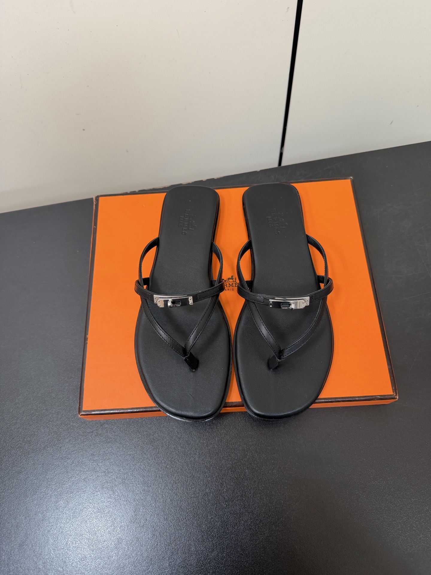 NO:706798,HERMES Hermès flip-flops, 2026 latest flip-flops, Kelly buckle flip-flops, genuine leather injection-molded soles, classic style, worn barefoot or with socks, they are very fashionable and super cute. Summer really needs versatile slippers, they look good no matter how you match them, they have a casual and high-end feel and are very comfortable. They are very trendy when paired with various colorful socks. They are super good-looking and versatile. The upper is imported cowhide and the lining is cowhide.  Outsole, genuine leather midsole combination sole, size 35~41 (40.41 customized, non-returnable, non-exchangeable), split-toe shoes, hermes, hermes, sandals, slippers, cowhide, socks19860909HERMES爱马仕夹脚拖鞋凉鞋 2026最新款人字拖Kelly扣夹脚二舅拖鞋真皮注塑鞋底经典款,光脚或者搭配个袜子穿,都时髦的不行哦超可爱 夏天真的太需要百搭拖鞋了,怎么搭配都好看,随意且高级的感觉舒适度也很棒,搭配各种彩色袜子,潮爆了 超好看百搭 鞋面进口牛皮 内里牛皮 大底真皮中底组合鞋底 码数35～41(40.41定制不退不换),分趾鞋,hermes,hermes,sandals,slippers,cowhide,socks,Women's Shoes