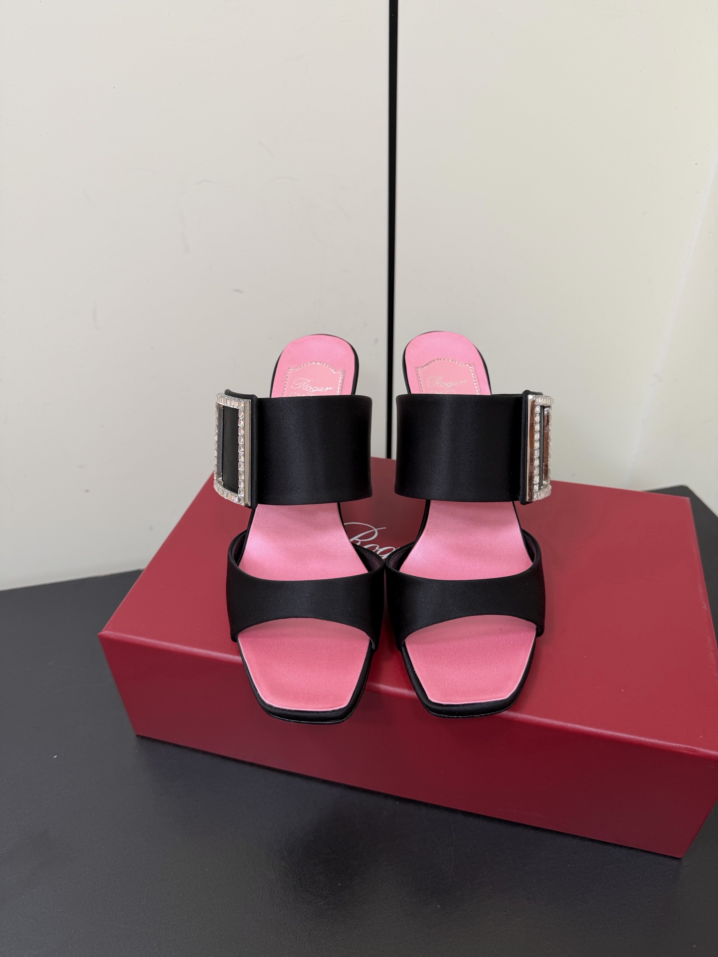 NO:706795,Roger Vivier 26 new sandals for early spring, Virgule diamond buckle high heels with back straps and sandals, a must-have for RV. She looks so beautiful on her feet, right? RV’s new kitten heel series, satin surface with exquisite square diamond buckle, super temperamental, so beautiful that it’s sexy and cute. I have to say that his family is so good at exquisiteness. Original custom-made leather sole. Material: custom-made original silk. Foot pads, imported sheepskin lining. Heel height 8.5cm.  Size 35-40 (40 customized, non-refundable, high heels and slippers, roger vivor, sandals, high heels, slippers, sheepskin, real silk, silk fabric19860909Roger Vivier 26早春新品凉鞋 Virgule钻扣高跟鞋后袢带凉拖 RV必入款 她上脚也太美了吧 Rv新款小猫跟系列 绸缎面搭配精致方钻扣 超有气质 美到犯规 集性感与可爱于一体不得不说他家太会拿捏精致感了 鞋底原版定制真皮底 材质:定制原版真丝 垫脚进口羊皮内里 跟高8.5cm 码数35-40码（40定制不退换,高跟鞋拖鞋,roger vivier,sandals,high heels,slippers,sheepskin,real silk,silk fabric,Women's Shoes