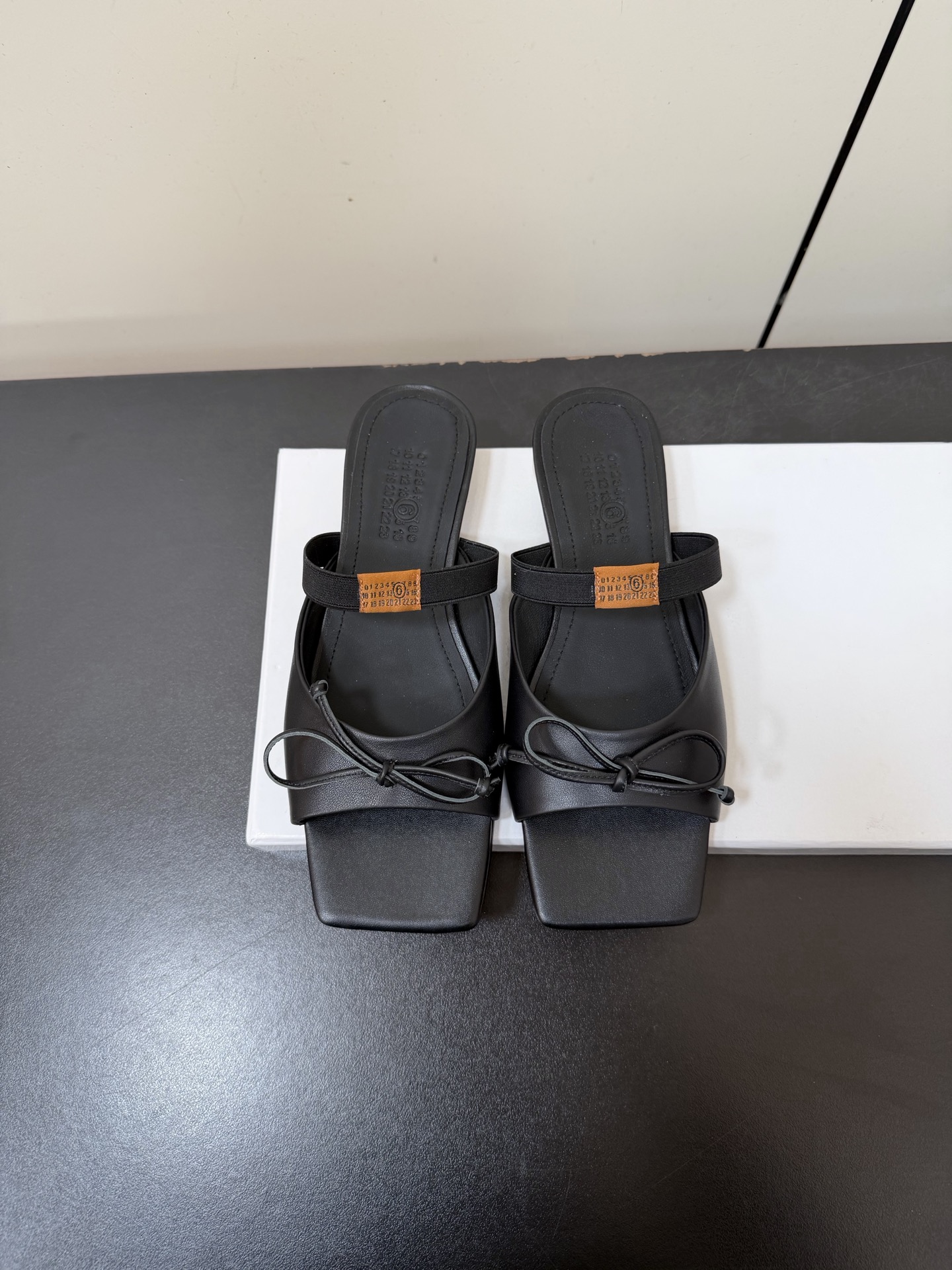NO:706784,MM6 Maison Margiela Square Toe Mule Flat Slippers with Bow Knot MM6 Maison Margiela Square Toe Mueller Flat Slippers, the bow on the upper is very recognizable!  The back hollow Muller design + elastic band is easy to put on and take off, fits the shape of the foot, is comfortable and fashionable, and can be easily controlled for daily commuting and leisure. You can match skirts and jeans as you like, elegant and casual, and you can easily get a high-level sense of relaxation!  The upper is made of cracked Napa cowhide, the sole is Italian genuine leather, the texture is perfect, the heel is high and flat, the size is 35-39 (40. Customization is non-returnable), slippers and ballet shoes, masion margiela, masion margiela, slippers, skirts, jeans, cowhide19860909MM6马吉拉方头蝴蝶结穆勒平底拖鞋 MM6 Maison Margiela方头芭平底拖鞋,鞋面蝴蝶结超有辨识度！后空穆勒设计+弹力带,穿脱方便,贴合脚型,舒适又时髦,日常通勤、休闲都能轻松驾驭,裙装牛仔裤随心搭配,优雅又随性,轻松get高级松弛感！ 鞋面爆裂纹Napa牛皮 鞋底意大利真皮,质感满分, 跟高平底 码数35-39（40.定制不退换）,拖鞋芭蕾舞鞋,masion margiela,masion margiela,slippers,skirts,jeans,cowhide,Women's Shoes