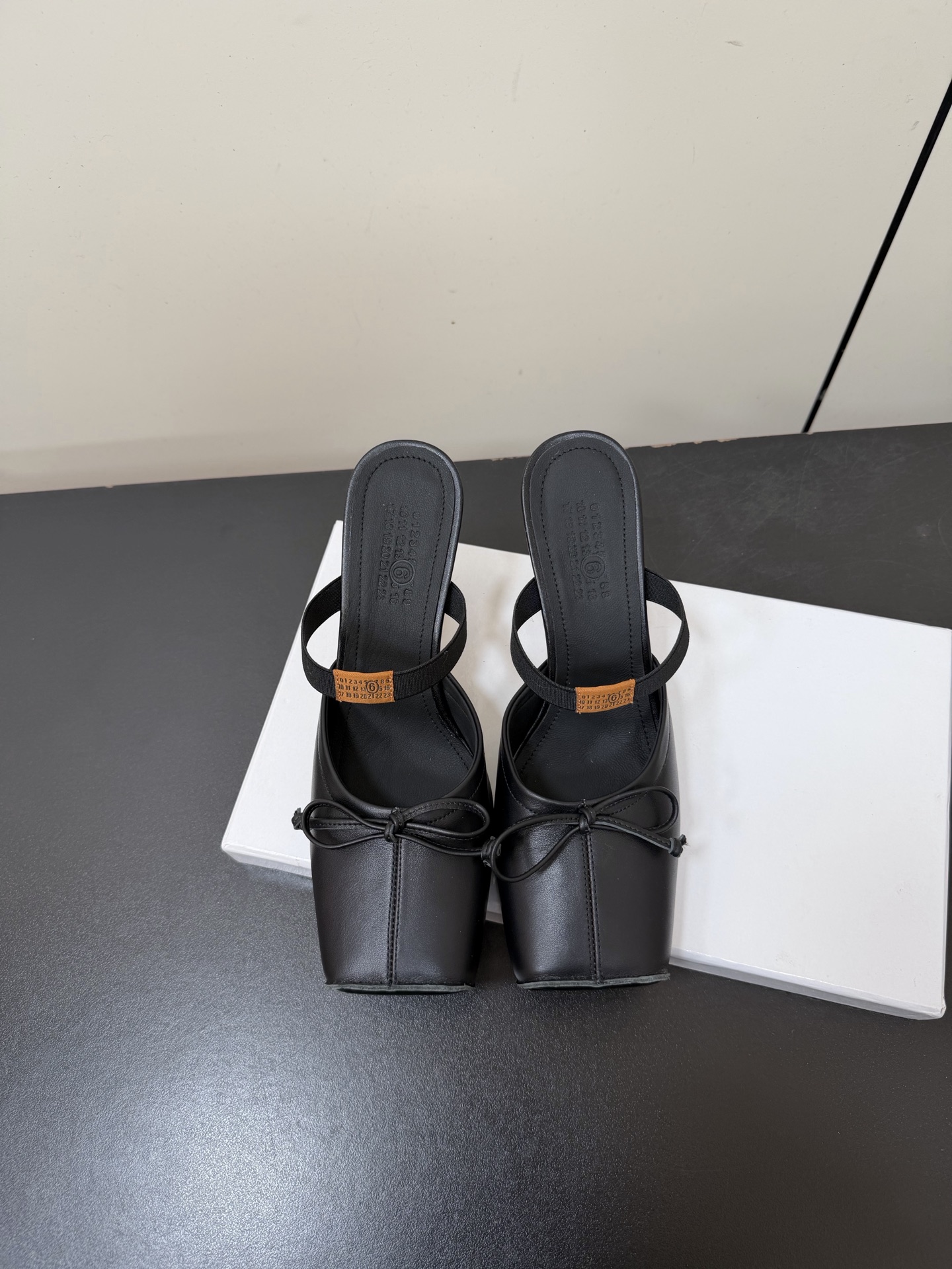 NO:706788,MM6 Maison Margiela Square Toe Bow Mule High Heel Slippers MM6 Maison Margiela Square Toe Bar High Heel Slippers, the bow on the upper is very recognizable!  The back hollow Muller design + elastic band is easy to put on and take off, fits the shape of the foot, is comfortable and fashionable, and can be easily controlled for daily commuting and leisure. You can match skirts and jeans as you like, elegant and casual, and you can easily get a high-level sense of relaxation!  The upper is made of cracked Napa cowhide, the sole is Italian leather, the texture is perfect, the heel height is 7.5cm, the size is 35-39 (40. Customization is not returnable), slippers, ballet shoes, masion margiela, masion margiela, slippers, skirts, jeans, cowhide19860909MM6马吉拉方头蝴蝶结穆勒高跟拖鞋 MM6 Maison Margiela方头芭高跟拖鞋,鞋面蝴蝶结超有辨识度！后空穆勒设计+弹力带,穿脱方便,贴合脚型,舒适又时髦,日常通勤、休闲都能轻松驾驭,裙装牛仔裤随心搭配,优雅又随性,轻松get高级松弛感！ 鞋面爆裂纹Napa牛皮 鞋底意大利真皮,质感满分, 跟高7.5cm 码数35-39（40.定制不退换）,拖鞋芭蕾舞鞋,masion margiela,masion margiela,slippers,skirts,jeans,cowhide,Women's Shoes