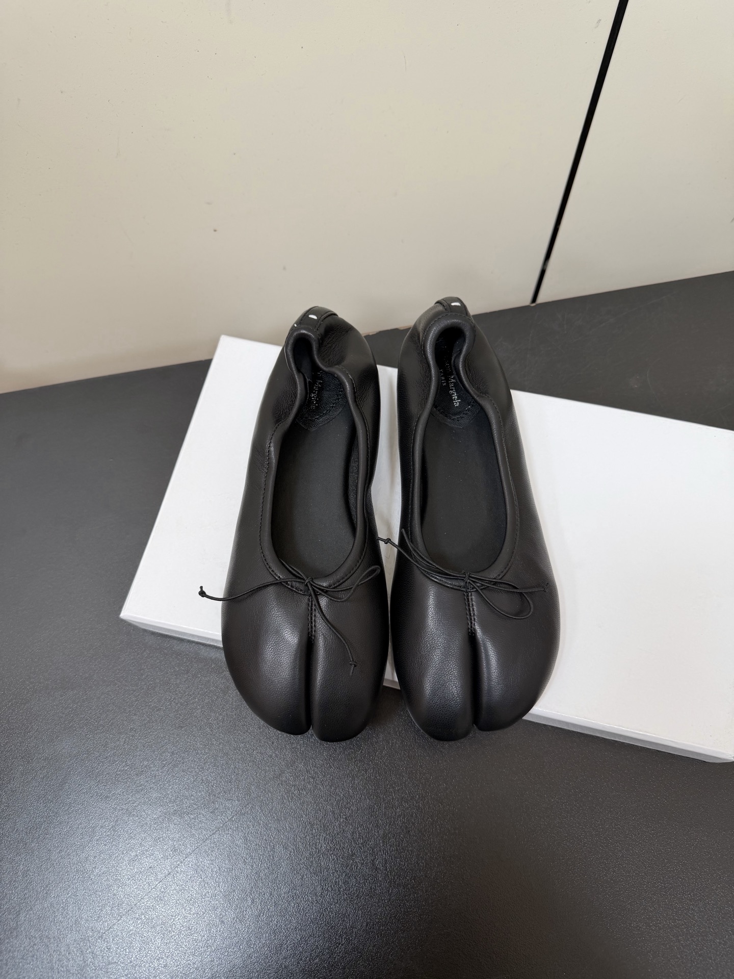 NO:706779,MM6｜Margiela bow ballet split-toe shoes MM6 Maison Margiela ballet split-toe shoes, elastic design at the heel + super recognizable split-toe shoe shape, easy to put on and take off, fit the foot shape, comfortable and fashionable. It can be easily controlled for daily commuting and leisure. It can be matched with skirts and jeans at will, elegant and casual, and you can easily get a high-level sense of relaxation!  The upper is soft sheepskin material, the lining is sheepskin, the sole is Italian genuine leather, the texture is perfect, the size is 35-39 (40 customization is not returnable), split-toe shoes, masion margiela, masion margiela, skirts, jeans, sheepskin19860909MM6｜马吉拉蝴蝶结芭蕾舞分趾鞋 MM6 Maison Margiela芭蕾分趾鞋,后跟弹力设计+超有辨识分趾鞋型,穿脱方便,贴合脚型,舒适又时髦 日常通勤、休闲都能轻松驾驭,裙装牛仔裤随心搭配,优雅又随性,轻松get高级松弛感！ 鞋面柔软羊皮面料 内里羊皮 鞋底是意大利真皮,质感满分, 码数35-39（40定制不退换）,分趾鞋,masion margiela,masion margiela,skirts,jeans,sheepskin,Women's Shoes