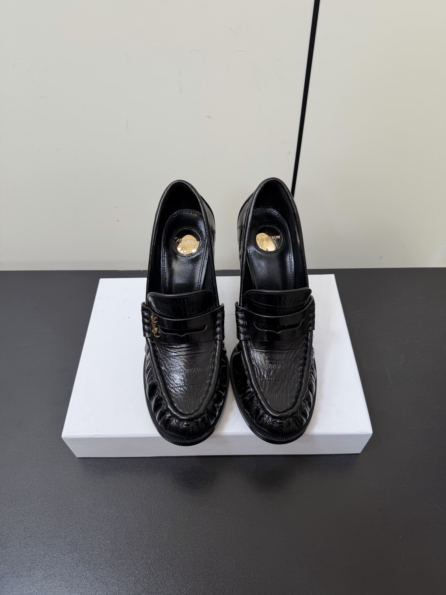 NO:706792,Saint Laurent retro French style stiletto heel slip-on loafers. The high heels are slip-on loafers without laces. The design is classic and the style is light, luxurious and commuting. The shoe body has YSL's iconic metal logo, which is low-key embedded in the design to enhance brand recognition without destroying the overall sense of simplicity.  Covering patent leather, shiny metallic leather, suede, matte leather, etc., different materials bring different visual and tactile experiences. There are silver metallic, off-white, black, burgundy, brown, etc., and the colors range from cold metallic to warm earthy, retro burgundy, suitable for different wearing scenarios. Upper cowhide/cow suede, lining sheepskin, outsole genuine leather, increased by 10.5cm  Size 35-41 (customized sizes 40 and 41 are non-returnable), loafers, high heels, saint laurent, saint laurent, loafers, high heels, cowhide, sheepskin, chamois leather, Leather soles19860909Saint Laurent 复古法式风细高跟套脚乐福鞋 款式高跟为无鞋带的套脚乐福鞋型,设计经典且风格偏轻奢、通勤.鞋身带有YSL标志性的金属logo标识,低调嵌入设计中,强化品牌辨识度的同时不破坏整体简约感. 涵盖漆皮、亮面金属质感皮革、绒面麂皮、哑光皮革等,不同材质带来不同的视觉与触感体验.有银色金属色、米白色、黑色、酒红色、棕色等,色系从冷调金属色到暖调大地色、复古酒红色都有覆盖,适配不同穿搭场景. 鞋面牛皮/牛反绒 内里羊皮 大底真皮大底 增高10.5cm size35-41码（40、41码定制不退换）,乐福鞋高跟鞋,saint laurent,saint laurent,loafers,high heels,cowhide,sheepskin,chamois leather,Leather soles,Women's Shoes