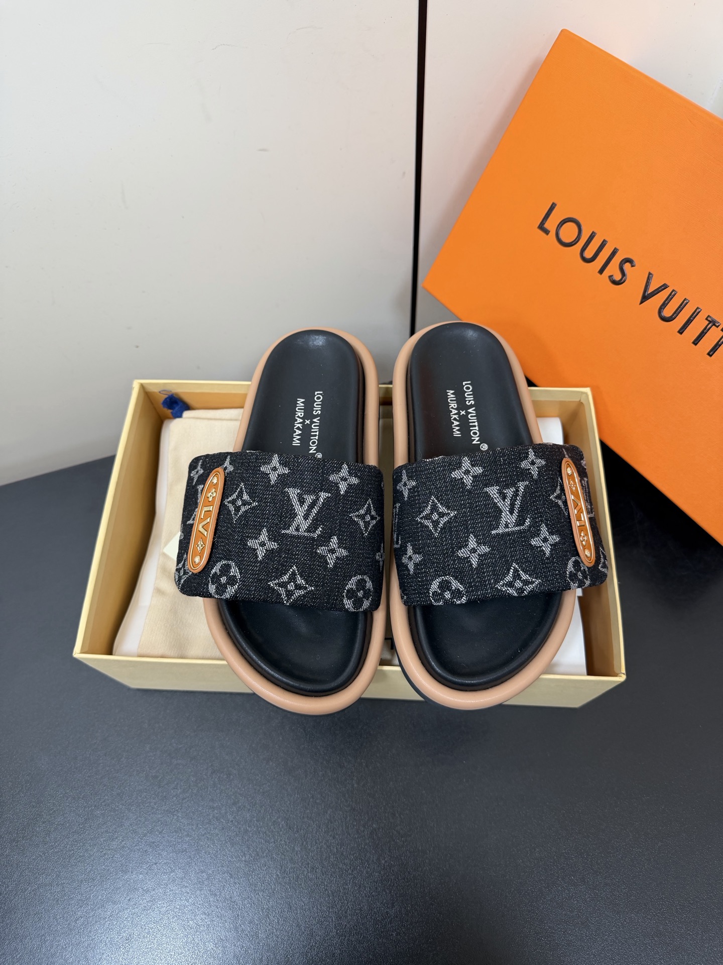 NO:707243,Upgraded Louis Vuitton 26s spring and summer Velcro slippers for women. Isola slippers co-branded by LV and Takashi Murakami, white Monogram canvas + red cherry pattern, full of artistic sense!  The rubber soles are lightweight and comfortable, making them easy to wear in daily life or on vacation. Murakami's pop style makes these slippers a popular fashion collection. They are highly recognizable and look great with casual clothes!  Size 35-39 (40.41 custom-made, non-refundable), slippers, louis vuitton, louis vuitton, slippers19860909升级款Louis Vuitton 26s春夏魔术贴拖鞋女款 LV与村上隆联名的Isola拖鞋,白色Monogram帆布+红色樱桃图案,艺术感满满！橡胶鞋底轻便舒适,日常或度假都能轻松驾驭 村上隆的波普风格让这双拖鞋成为时尚收藏热门,辨识度超高,搭配休闲服饰超有范儿！ Size 35-39（40.41订做不退换）,拖鞋,louis vuitton,louis vuitton,slippers,Women's Shoes