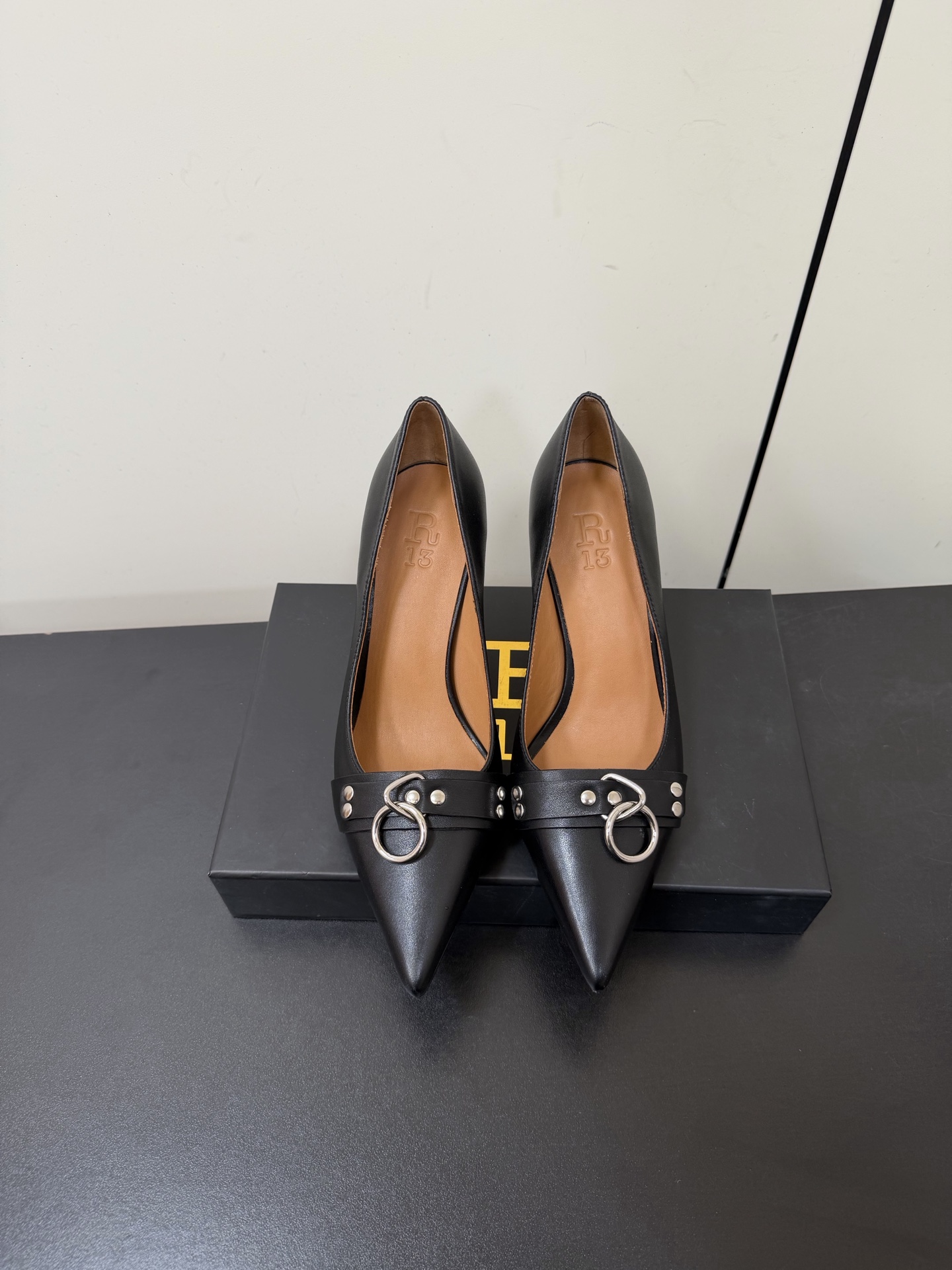 NO:707257,R13 26 spring and summer catwalk style simple retro hardware buckle pointed toe high-heeled single shoes and empty back sandals series!  A magical early spring sandal. Simple retro design. The key is to be 100% comfortable for everyday shopping. They will never become a cabinet decoration. A must-have for cool girls. Super slim legs. Matching is perfect. Fashionable and versatile. The upper material is imported calfskin. The lining is water-dyed cowhide. The Italian imported genuine leather outsole. Size: 35-41 (40 41)  Non-refundable), high heels sandals, sandals, high heels, cowhide, Leather soles19860909R13 26春夏走秀款 简易复古五金扣饰尖头高跟单鞋后空凉鞋系列！ 一款神封的早春凉鞋 约简复古设计 关键舒是百适分逛街常日可都,不绝会成鞋为柜里的设摆, 酷女孩必备 超腿显细 配搭无毫鸭梨 髦时又搭百ins  鞋面材质进为口小牛皮 内里垫脚水染牛皮 意大利进口真皮大底 码数:35-41（40 41 定不退换）,高跟鞋凉鞋,sandals,high heels,cowhide,Leather soles,Women's Shoes