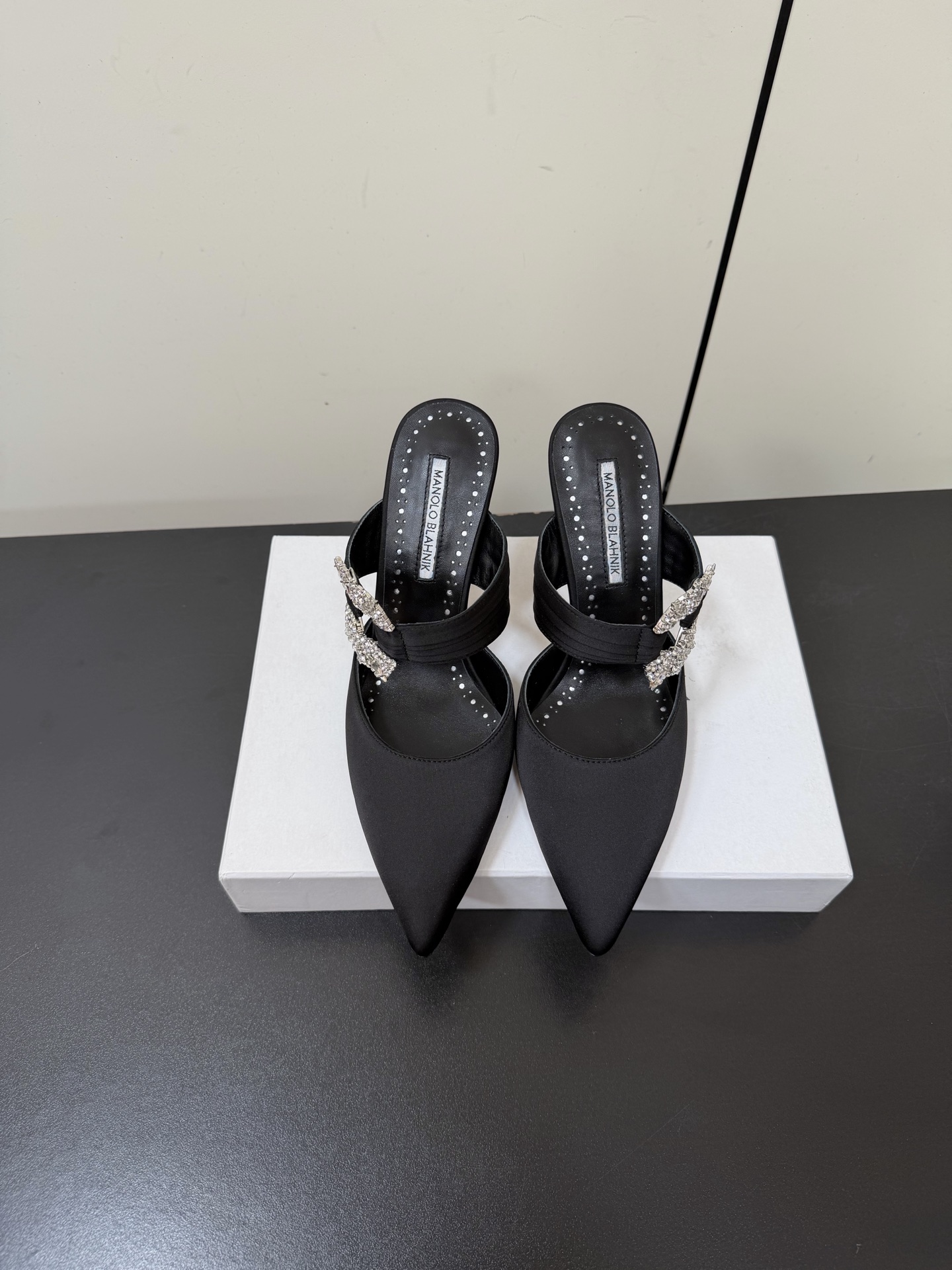 NO:707254,Manolo blahnik MB high version of the classic diamond buckle high heel half-drag mule shoes. It goes without saying that it is a hit. It is not too much to buy more colors. Because it is easy to wear and easy to match. After buying the version again, it is truly authentic and developed. From the fabric silk to the color and brightness of the inside, even the foot pad logo mark is customized. The material is pure silk fabric imported from Italy! The glossy color of the top-grade sheepskin lining is exactly the same! The foot pads are customized with the original label, Italian genuine leather outsole, diamond buckle Swarovski rhinestones, size 35-39 (40.41 custom-made, non-refundable!) Heel height 8.5cm, semi-drag high heels, manolo blahnik, swarovski, high heels, sheepskin, real silk, Leather soles19860909Manolo blahnik MB高版本经典钻扣高跟半拖穆勒鞋 爆款不用多说,人手必入来多几个颜色都不过分,因为太好穿又好搭配 经过再次买版开发 真正的正品开发从面料丝绸到内里颜色光亮度甚至连垫脚logo嘜标都是定制的. 材料意大利进口纯真丝面料！ 顶级羊皮内里光感色泽完全对版！垫脚定制原标,意大利真皮大底 钻扣施华洛世奇水钻, 码数35-39（40.41定做不退换！） 跟高8.5cm,半拖高跟鞋,manolo blahnik,swarovski,high heels,sheepskin,real silk,Leather soles,Women's Shoes