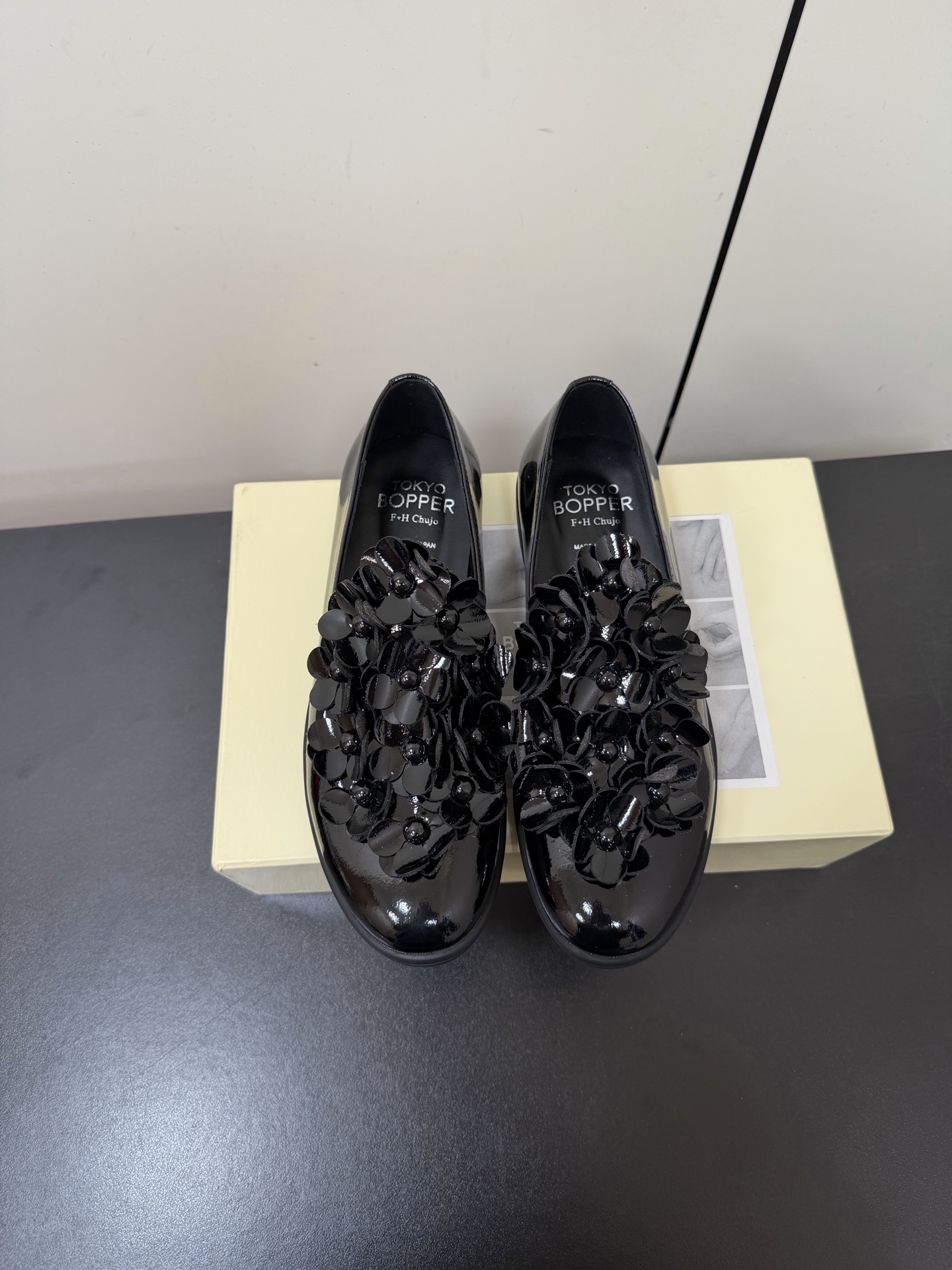 NO:707261,Niche trendy Tokyo Bopper flower shoes!  Xiaohongshu's grass-growing model~Tokyo purchasing agent is very popular. Original 1:1 customization and repeated debugging. Fabric original environmentally friendly cowhide/patent leather. Sheepskin lining. Sheepskin for foot pads. Exclusive molding of original rubber outsole. Size 35-40 (customized for 40 units, non-refundable). Single shoes Mary Jane, mary jane, cowhide, sheepskin19860909小众潮品Tokyo Bopper花朵鞋！小红书种草款～东京代购超火 原版1:1定制反复调试 面料原版环保牛皮/漆皮 内里羊皮 垫脚羊皮 大底独家开模原版橡胶大底 码数35-40（40定制不退换）,单鞋玛丽珍,mary jane,cowhide,sheepskin,Women's Shoes