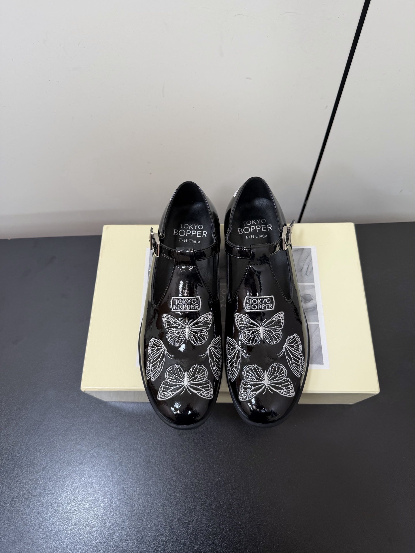 NO:707249,2056 early spring new niche fashion product Tokyo Bopper butterfly series!  Xiaohongshu grass-growing model ~ Tokyo purchasing agent is very popular. Original 1:1 customization and repeated debugging. Fabric original environmentally friendly cowhide/patent leather. Lining sheepskin. Foot sheepskin outsole. Exclusive molding original rubber outsole. Size 35-40 (40 customized items are non-refundable). Mary Jane, mary jane, cowhide, sheepskin198609092056早春新款小众潮品Tokyo Bopper蝴蝶系列！小红书种草款～东京代购超火 原版1:1定制反复调试 面料原版环保牛皮/漆皮 内里羊皮 垫脚羊皮 大底独家开模原版橡胶大底 码数35-40（40定制不退换）,玛丽珍,mary jane,cowhide,sheepskin,Women's Shoes