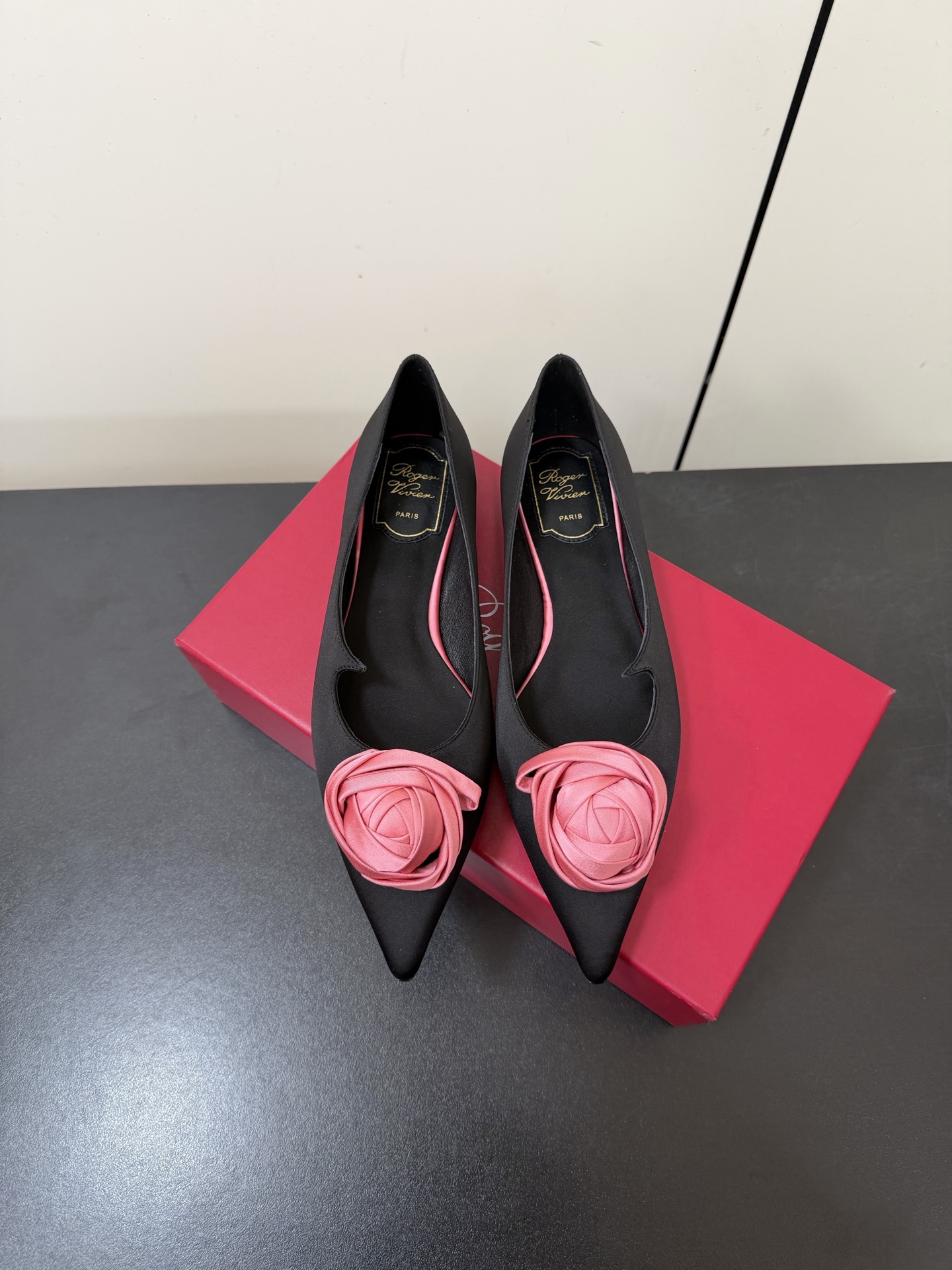 NO:711088,Roger vivor RV 26ss pointed toe flower flat shoes are a very good-looking high-heeled shoes, comfortable and elegant, easy to match daily looks #Purchasing quality ~ All materials are customized according to the original 1:1. The upper is imported silk, the lining/foot pads are silk, the original open-mold painted heel, the heel is high and flat, the sole is Italian imported genuine leather outsole, the size is 35-39 (40.41 custom-made, non-refundable), high-heeled shoes, roger vivor, high heels, real  silk,leather soles19860909Roger vivier RV 26ss尖头花朵平底单鞋 上脚超好看的一款高跟鞋,舒适又不失优雅,轻松搭配日常造型 #代购品质～所有材质都是按原版1:1定制 鞋面进口真丝 内里/垫脚真丝 原版开模烤漆跟 跟高平底 大底意大利进口真皮大底 码数35-39（40.41订做不退换）,高跟鞋单鞋,roger vivier,high heels,real silk,Leather soles,Women's Shoes