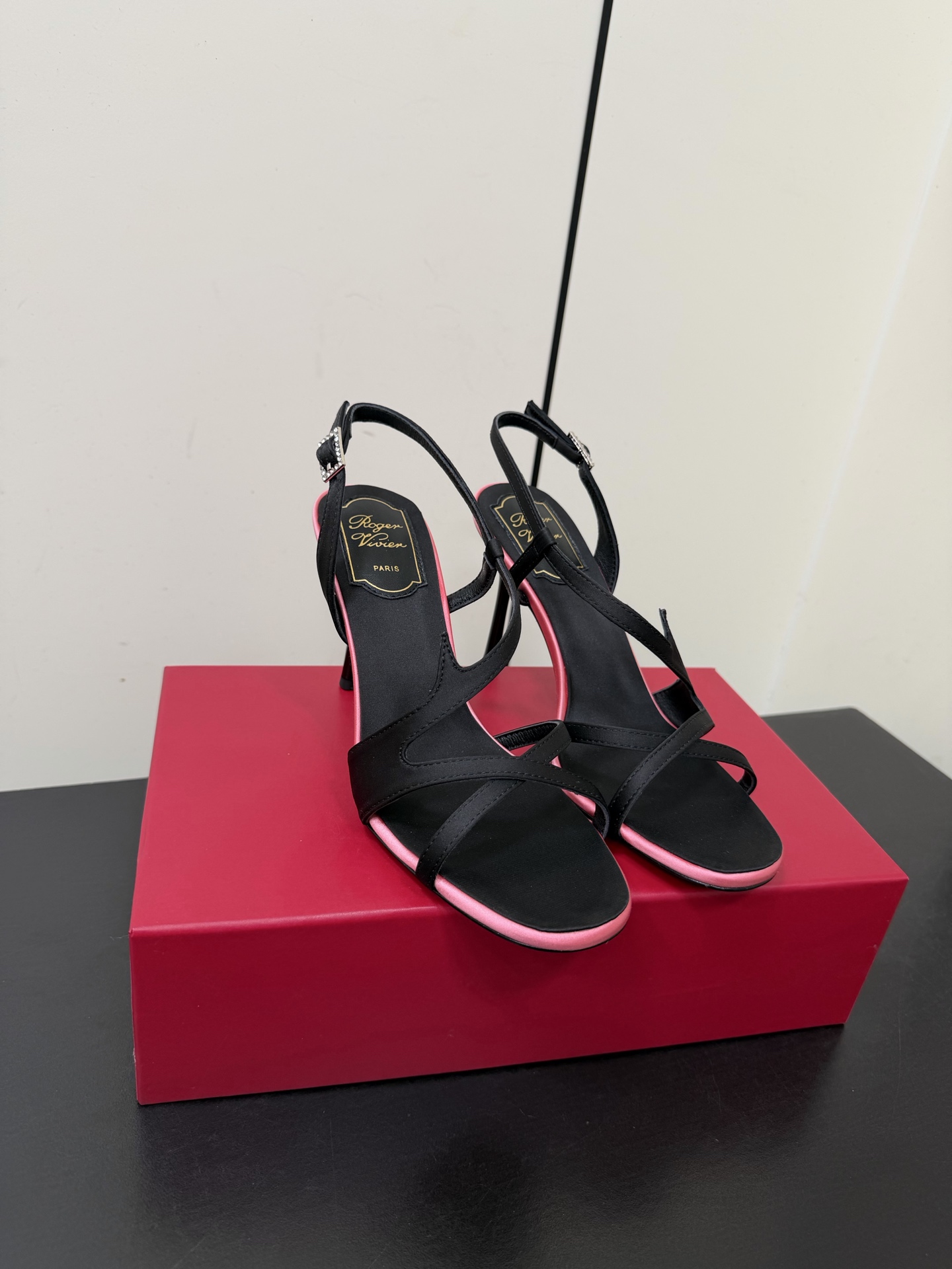 NO:711209,Roger Vivier Roger Vivier 26ss new high-heeled sandals High-heeled strap sandals with back straps are a must-have for RVs. She looks so beautiful on her feet. The satin surface is matched with exquisite square diamond buckles. It is super temperamental and so beautiful. It combines sexy and cuteness. I have to say that his family is very good at exquisiteness. Original custom-made leather sole. Material: custom-made original silk. Foot pads with imported sheepskin lining. Heel height 9cm.  Size 35-41 (40.41 customized, non-refundable), high heels and sandals, roger vivor, sandals, high heels, sheepskin, real silk, silk fabric19860909Roger Vivier罗杰维维亚26ss新品高跟凉鞋 高跟鞋后袢带凉鞋 RV必入款 她上脚也太美了吧 绸缎面搭配精致方钻扣 超有气质 美到犯规 集性感与可爱于一体不得不说他家太会拿捏精致感了 鞋底原版定制真皮底 材质: 定制原版真丝 垫脚进口羊皮内里 跟高9cm 码数35-41（40.41定制不退换),高跟鞋凉鞋,roger vivier,sandals,high heels,sheepskin,real silk,silk fabric,Women's Shoes