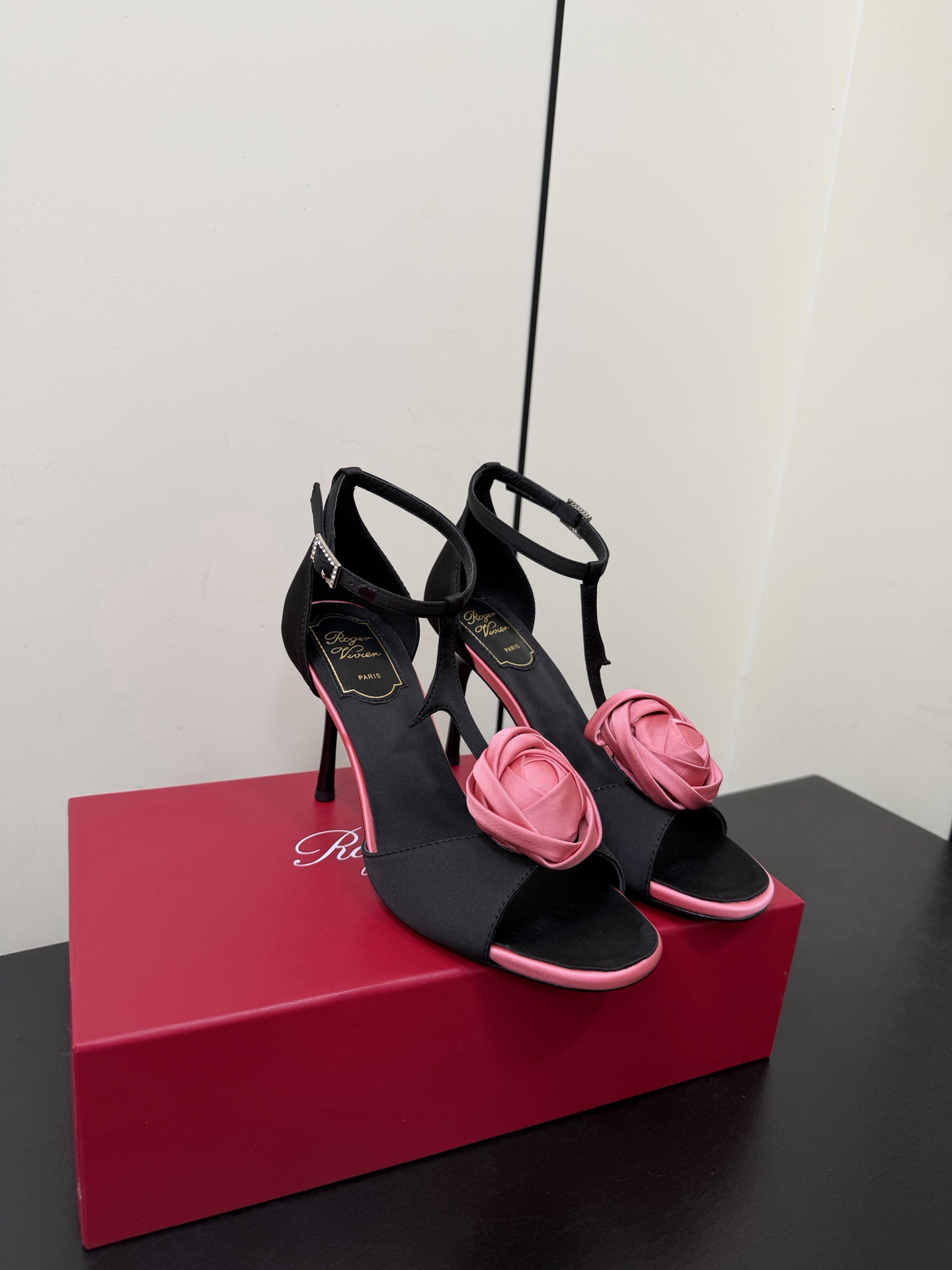 NO:711212,Roger Vivier Roger Vivier 26ss new flower high-heeled sandals, high-heeled strap sandals with back straps, RV must-have items. She looks so beautiful on her feet. The satin surface is matched with exquisite square diamond buckles. It is super temperamental and so beautiful. It combines sexy and cuteness. I have to say that his family is so good at exquisiteness. Original custom-made leather sole. Material: Customized original silk. Foot pads. Imported sheepskin lining. Heel height 9cm.  Size 35-41 (40.41 customized, non-refundable), high heels and sandals, roger vivor, sandals, high heels, sheepskin, real silk, silk fabric19860909Roger Vivier罗杰维维亚26ss新品花朵高跟凉鞋 高跟鞋后袢带凉鞋 RV必入款 她上脚也太美了吧 绸缎面搭配精致方钻扣 超有气质 美到犯规 集性感与可爱于一体不得不说他家太会拿捏精致感了 鞋底原版定制真皮底 材质: 定制原版真丝 垫脚进口羊皮内里 跟高9cm 码数35-41（40.41定制不退换),高跟鞋凉鞋,roger vivier,sandals,high heels,sheepskin,real silk,silk fabric,Women's Shoes