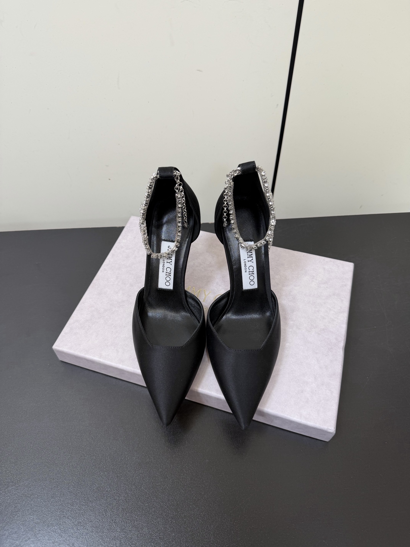 NO:721641,JimmyChoo new arrival～ jc 2026 early spring. Pointed toe stiletto hollow shoes, retro and fashionable tones, chain rhinestone embellishment, adding a delicate and elegant charm. Imported silk material, full foot feel. Italian imported cowhide soles. Top quality 35-41 (40.41 customized non-refundable), high-heeled sandals, jimmy choo, sandals, high heels, cowhide, real silk19860909JimmyChoo new arrival～ jc 2026早春 尖头细跟中空单鞋,复古时髦的调性,链条水钻点缀 增添了精致优雅的韵味 进口真丝材质,脚感满分 意大利进口牛皮底 顶级精品35-41（40.41定制不退换）,高跟鞋凉鞋,jimmy choo,sandals,high heels,cowhide,real silk,Women's Shoes